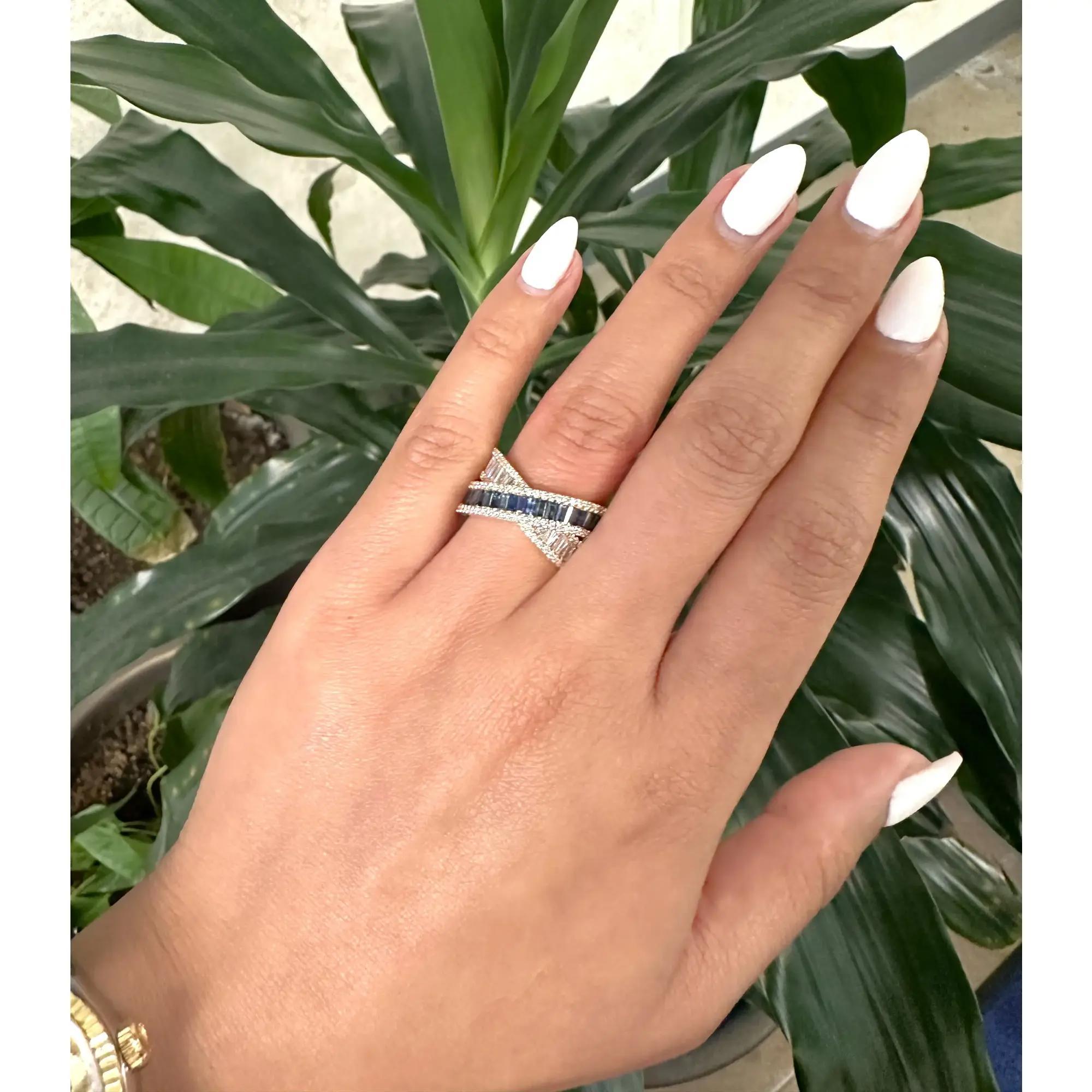 Bague croisée en or jaune 14 carats, diamant taille baguette et saphir bleu taille 7 Neuf - En vente à New York, NY
