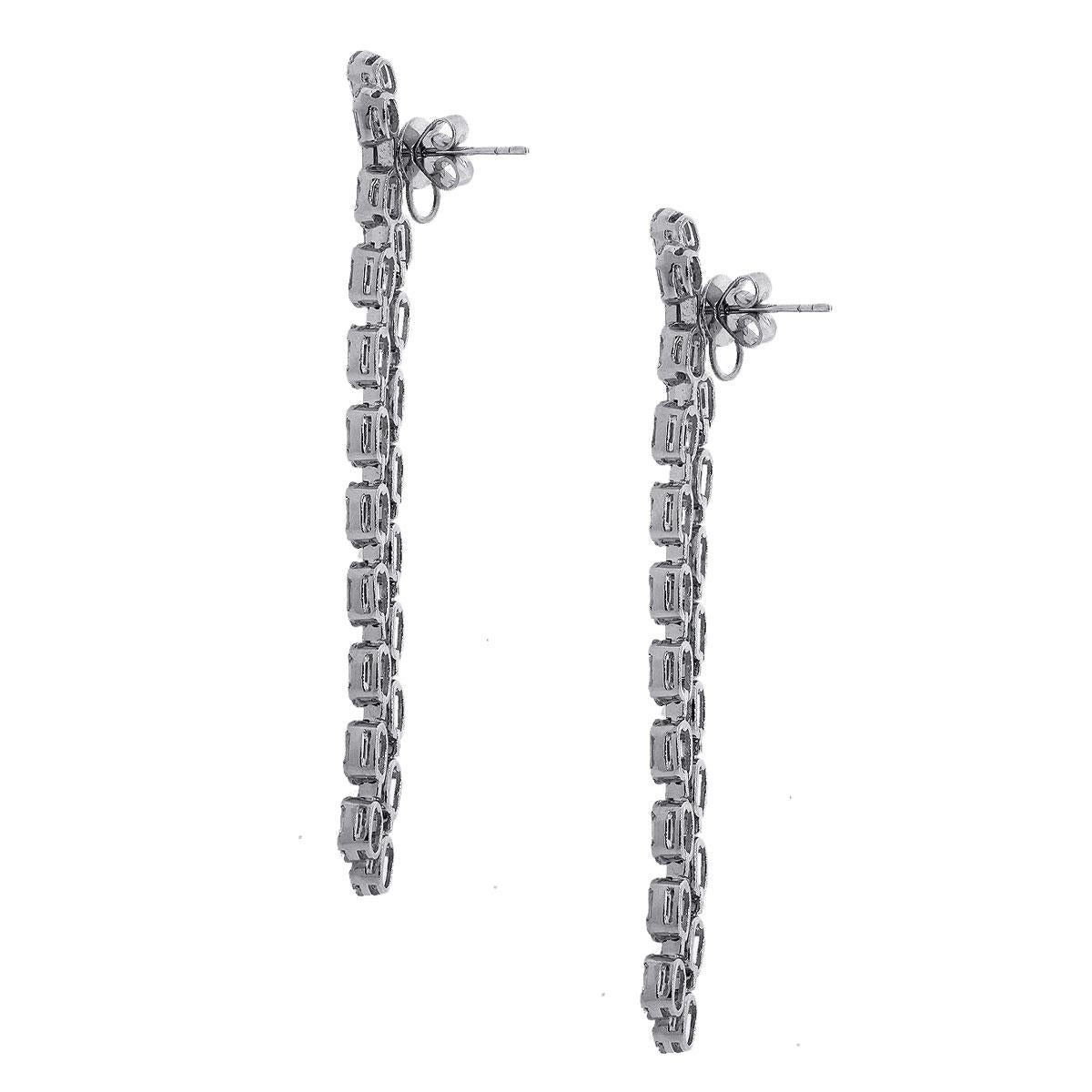 Art déco Boucles d'oreilles pendantes à double rangée de diamants taille baguette en vente