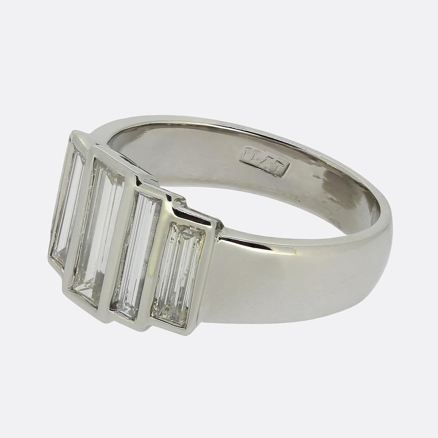 Ecco un sorprendente anello a fascia con cinque pietre realizzato in platino. Il centro è costituito da cinque diamanti dritti con taglio a baguette, ognuno dei quali emana un'accattivante scintilla bianca. Ogni diamante è stato incastonato