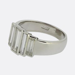 Fünf-Stein-Ring mit Baguetteschliff-Diamant