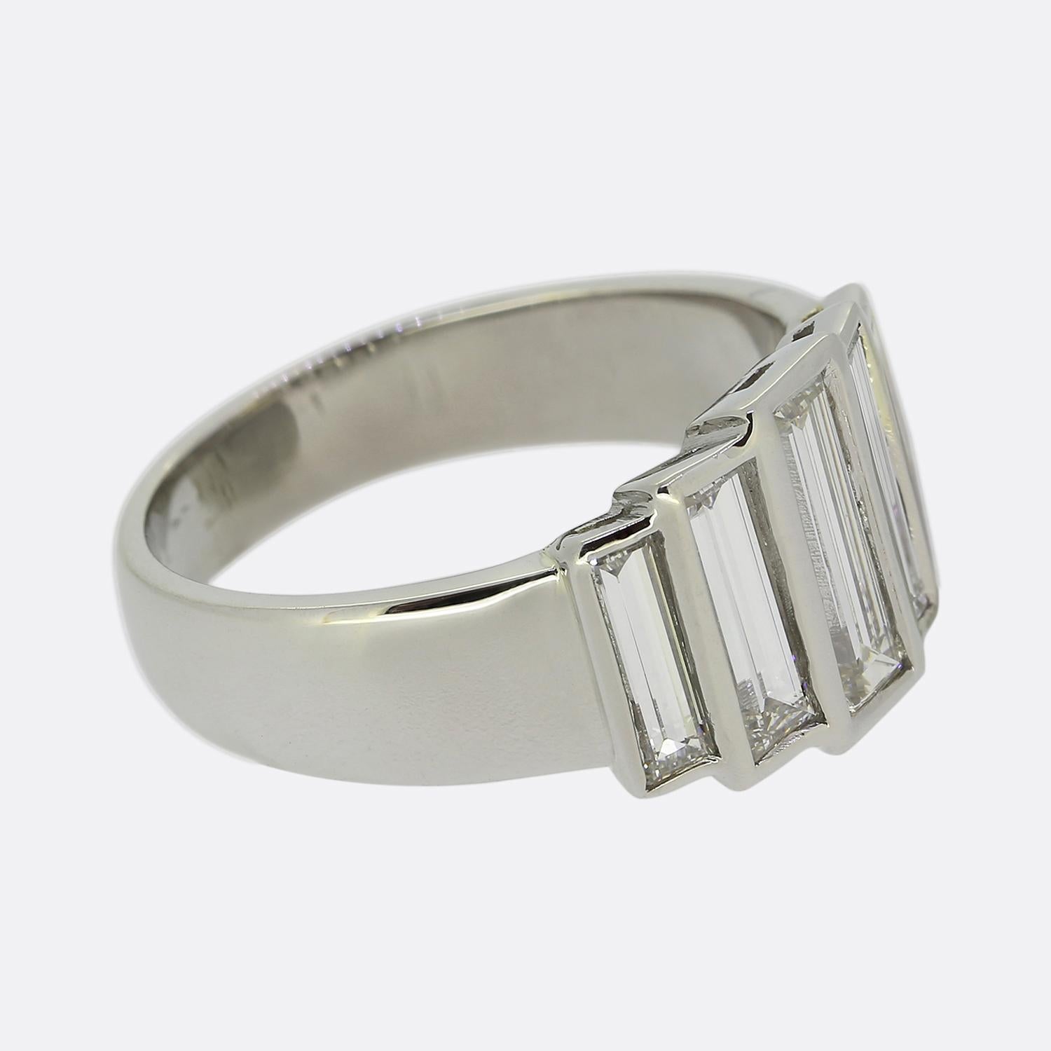 Taglio baguette Anello a cinque pietre con diamante taglio baguette in vendita