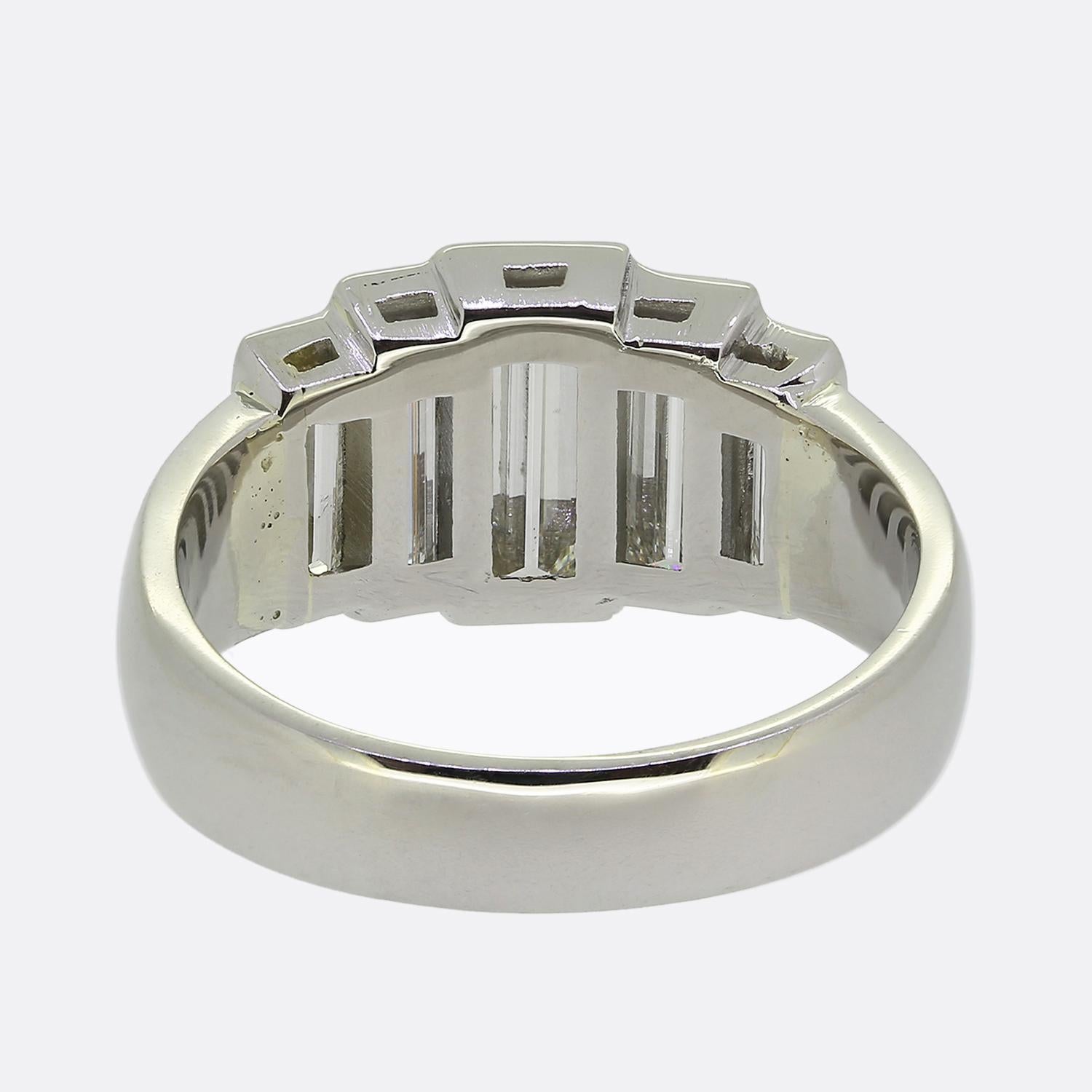 Anello a cinque pietre con diamante taglio baguette In condizioni buone in vendita a London, GB