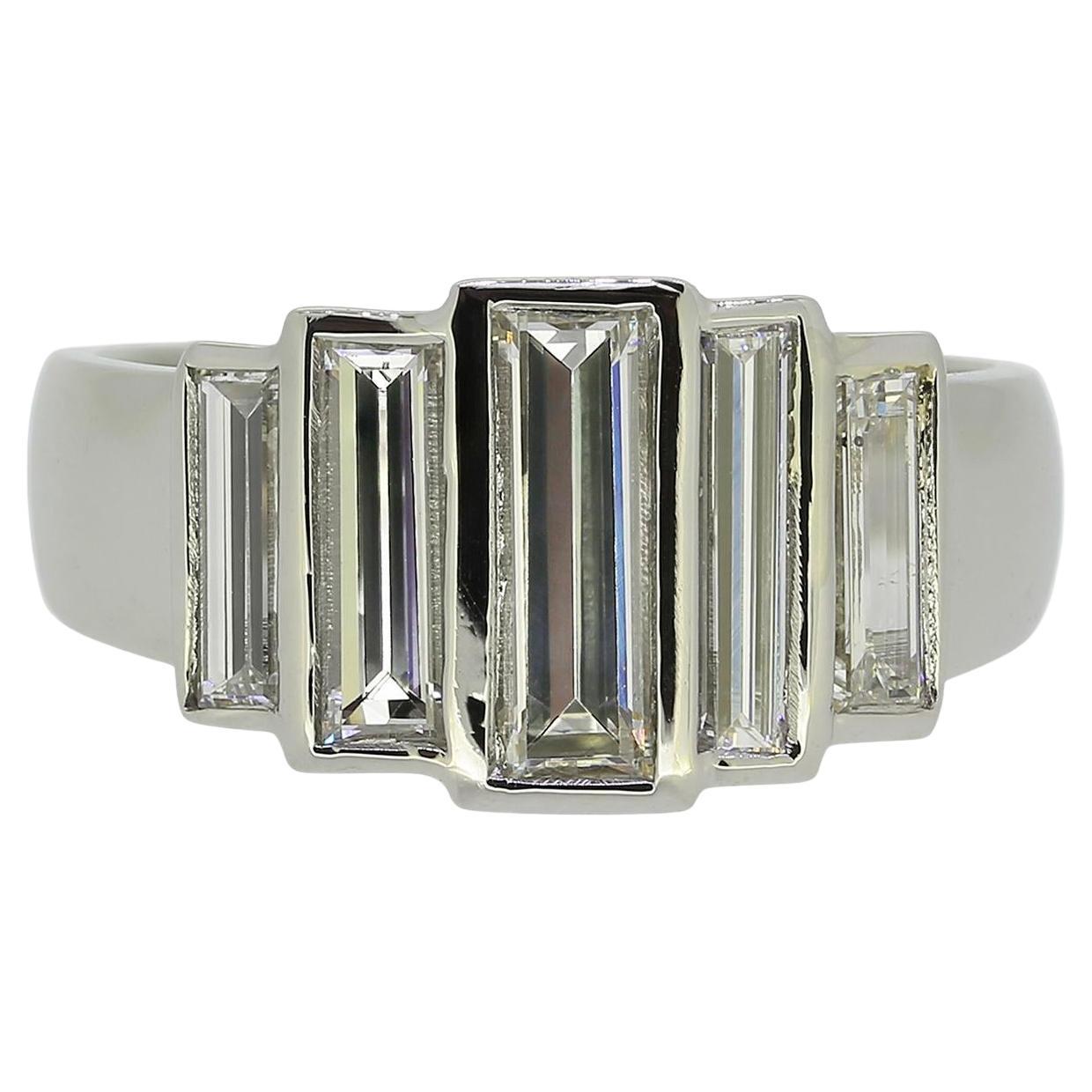 Anello a cinque pietre con diamante taglio baguette