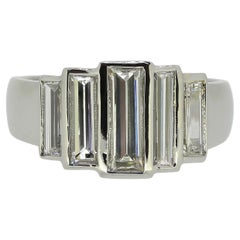 Anello a cinque pietre con diamante taglio baguette