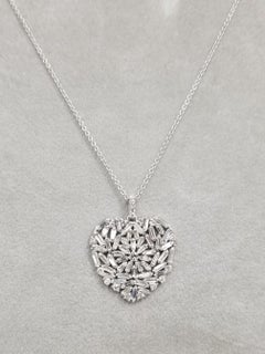 Cuore con diamante taglio baguette incastonato in oro bianco 14k, peso totale 2,81 carati.