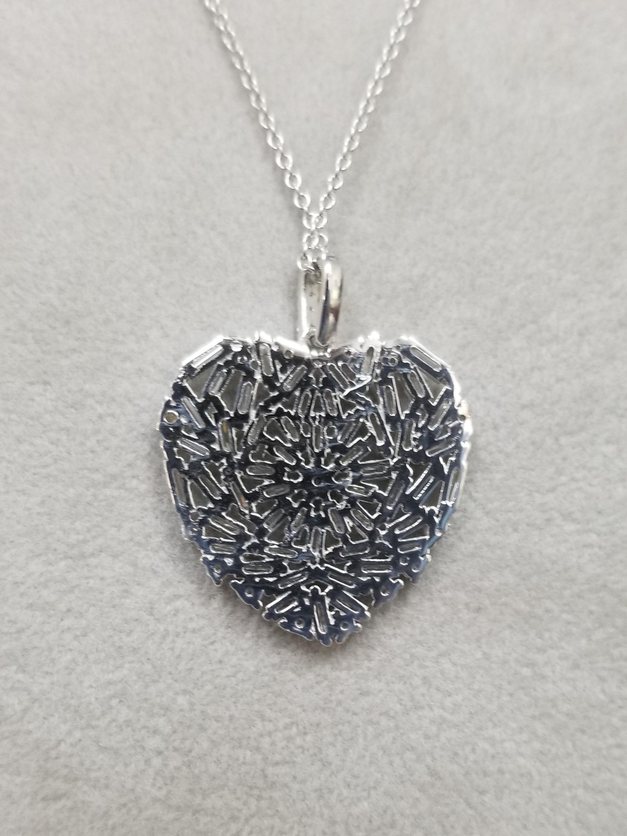 Moderne Poids total du cœur en or blanc 14 carats serti de diamants taille baguette de 2,71 carats. en vente