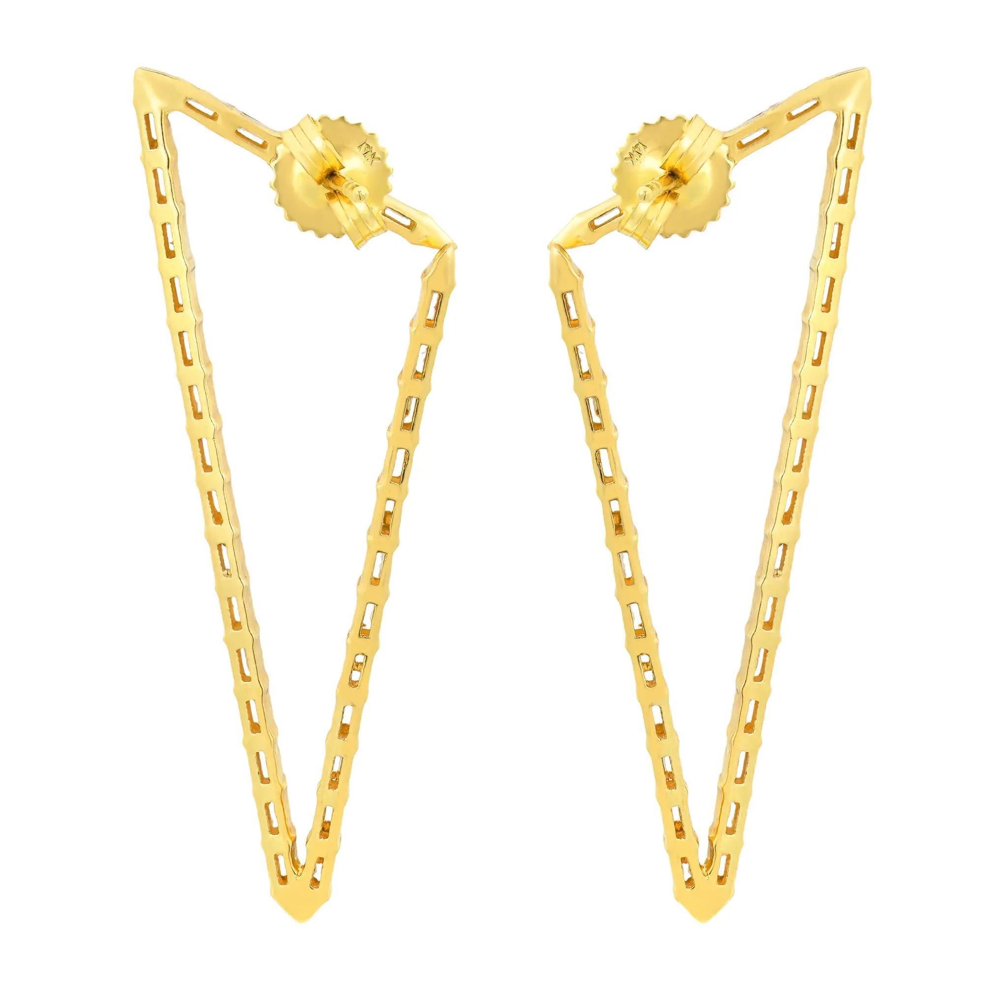 Ces élégantes boucles d'oreilles sont composées de diamants baguettes partagés et sertis sur un anneau de forme triangulaire pesant 2,57 carats. Les diamants embellissent ces boucles d'oreilles et leur confèrent une allure éblouissante. Fabriqué en