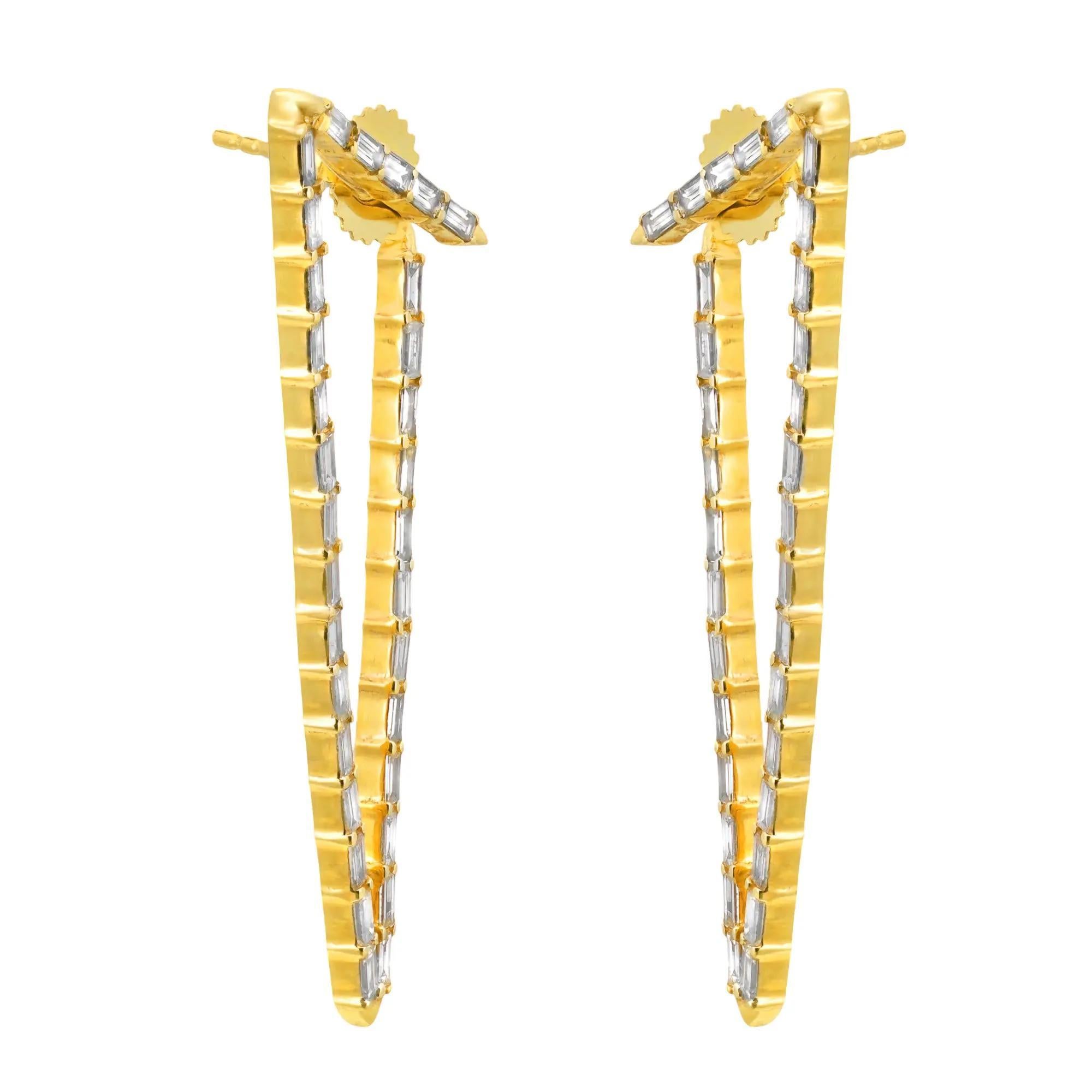 Moderne Boucles d'oreilles triangulaires en or jaune 14K avec diamant taille baguette 2.57Cttw en vente