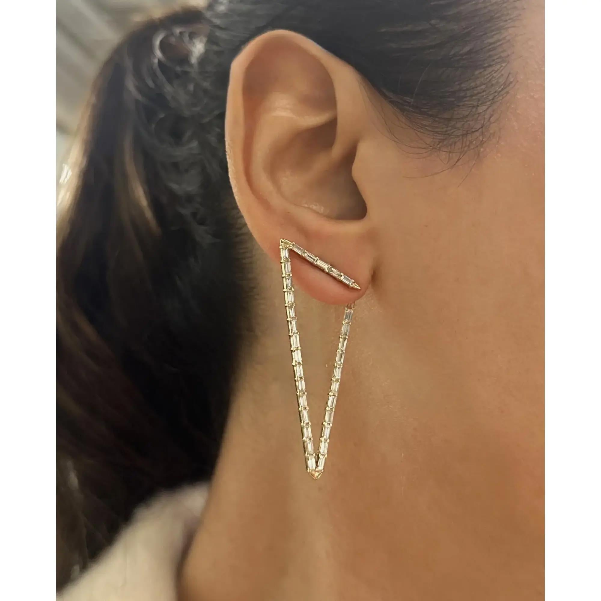 Taille baguette Boucles d'oreilles triangulaires en or jaune 14K avec diamant taille baguette 2.57Cttw en vente