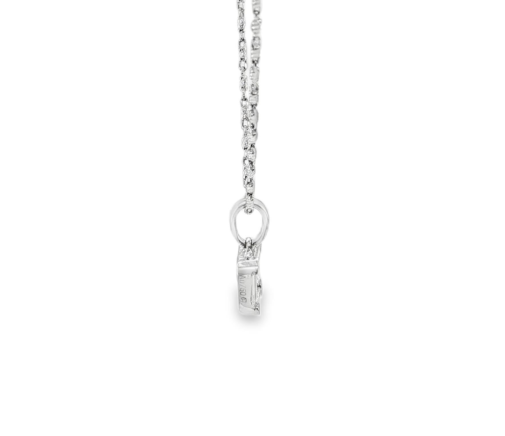 Cet élégant collier pendentif présente un bel arrangement de diamants blancs naturels de taille baguette sertis dans de l'or blanc 18 carats avec une chaîne en or blanc 18 carats incluse. Les diamants sont magnifiquement  disposés dans ce que l'on