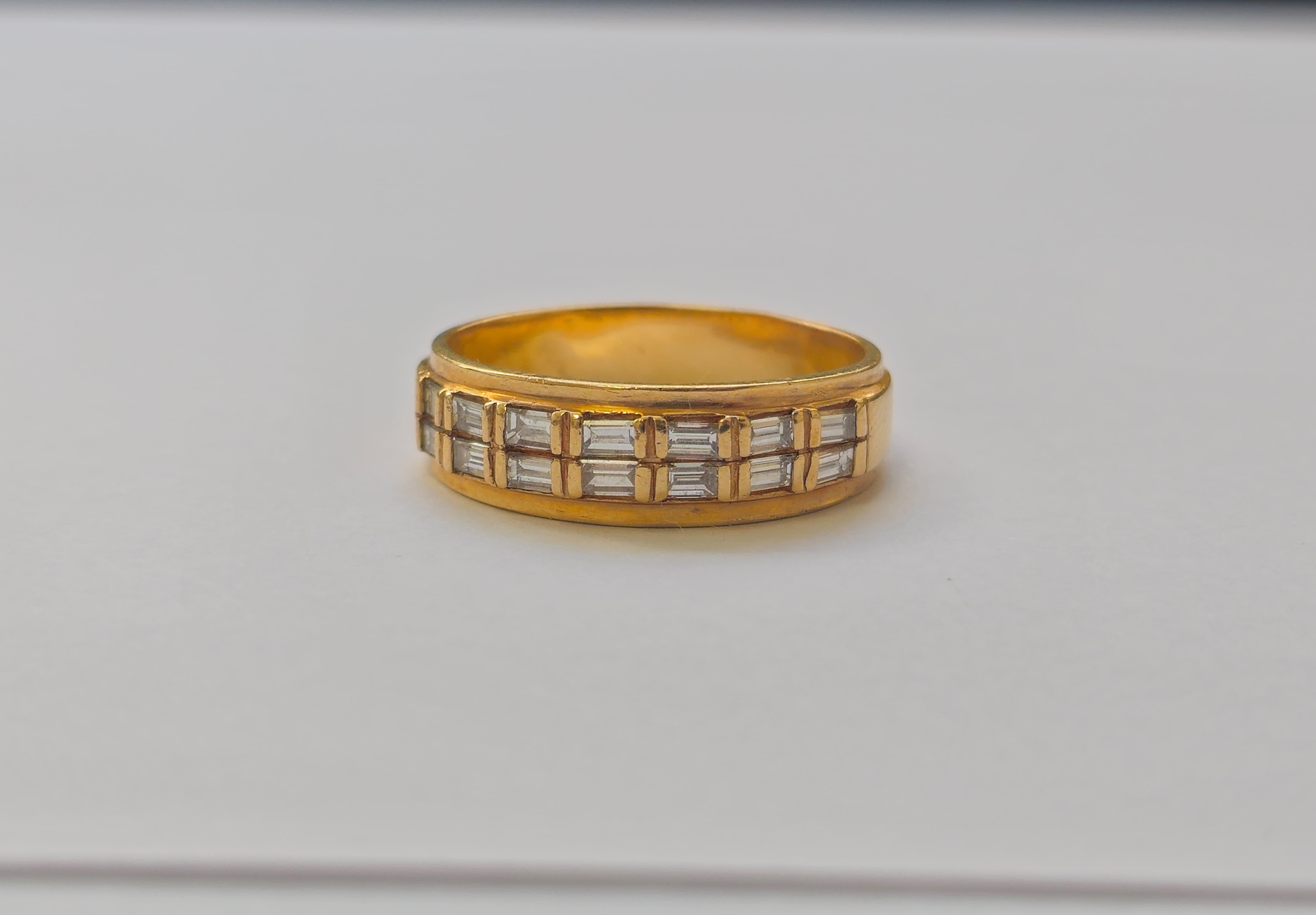 Gönnen Sie sich klassische Eleganz mit diesem Baguette-Diamantring aus 14-karätigem Gold, der ein beachtliches Gesamtgewicht von 1 Karat aufweist. Mit einem Gewicht von 5,9 Gramm und einer Größe von 10 US-Fingern strahlt dieses Schmuckstück Luxus
