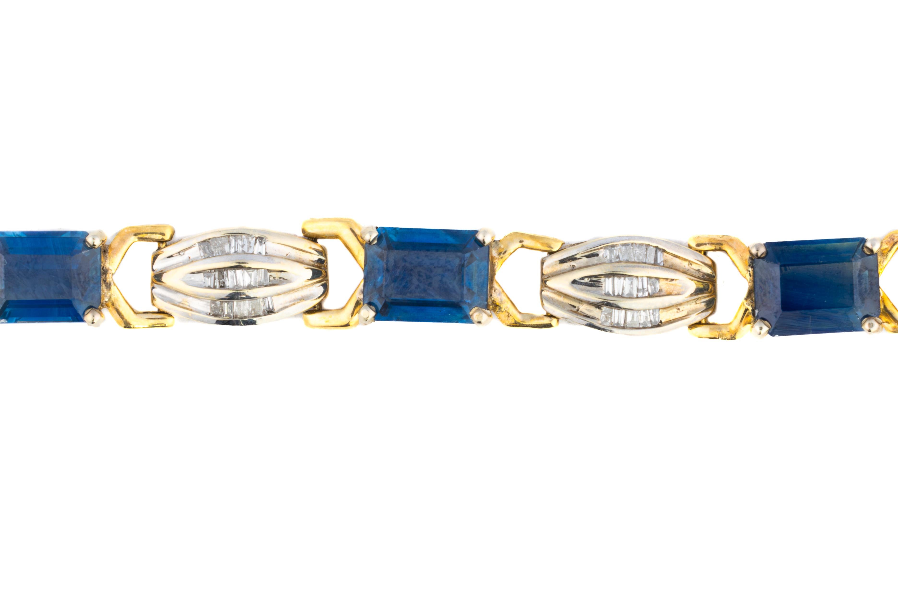 Pulsera de diamantes y zafiros talla baguette

Una llamativa pulsera compuesta por secciones alternas de vibrantes zafiros azules y brillantes eslabones baguette de diamantes. Cada zafiro está tallado en forma de esmeralda clásica, con un tono azul