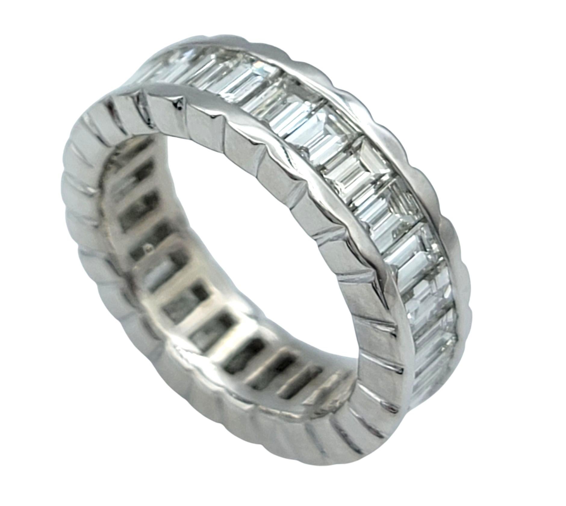 Ringgröße: 6 

Dieses auffällige Ewigkeitsband zeichnet sich durch eine durchgehende Linie von Diamanten im Baguetteschliff aus, die nahtlos in einen Kanal um den gesamten Umfang des Bandes eingefasst sind. Jeder Diamant ist präzise geschliffen und