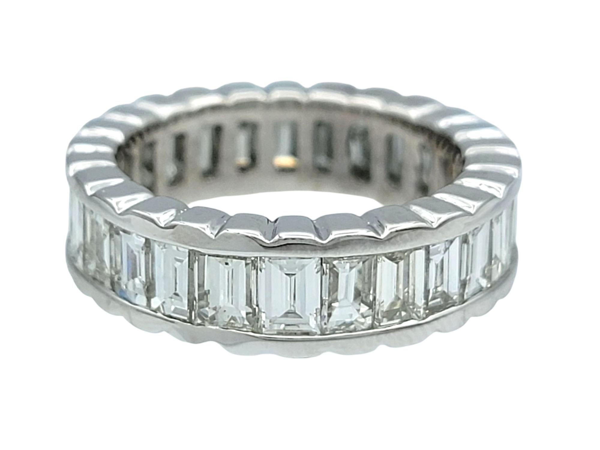 Baguetteschliff Diamant Scalloped Edge Eternity Band Ring in 18 Karat Weißgold (Zeitgenössisch) im Angebot