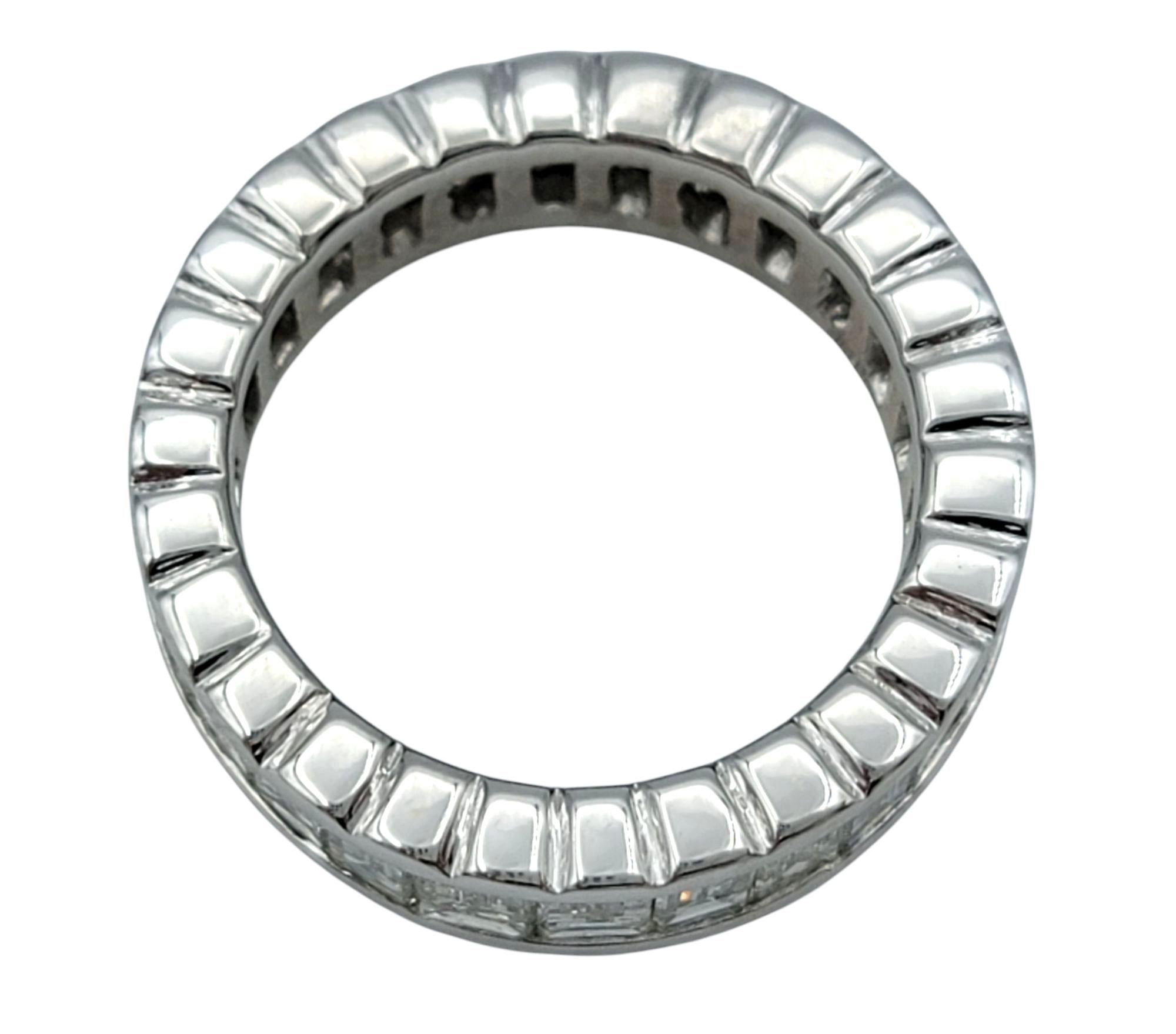 Baguetteschliff Diamant Scalloped Edge Eternity Band Ring in 18 Karat Weißgold im Zustand „Gut“ im Angebot in Scottsdale, AZ