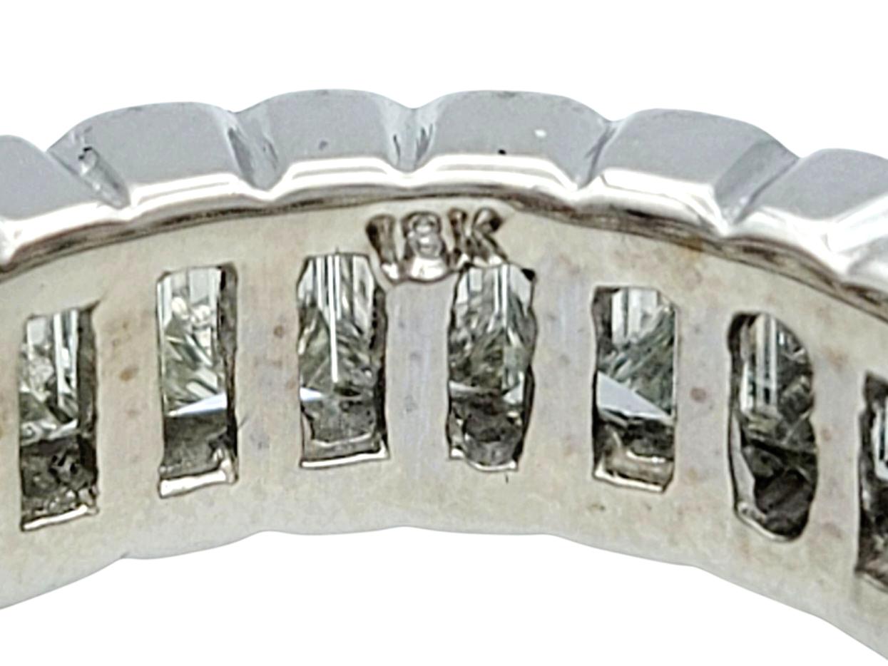 Baguetteschliff Diamant Scalloped Edge Eternity Band Ring in 18 Karat Weißgold Damen im Angebot