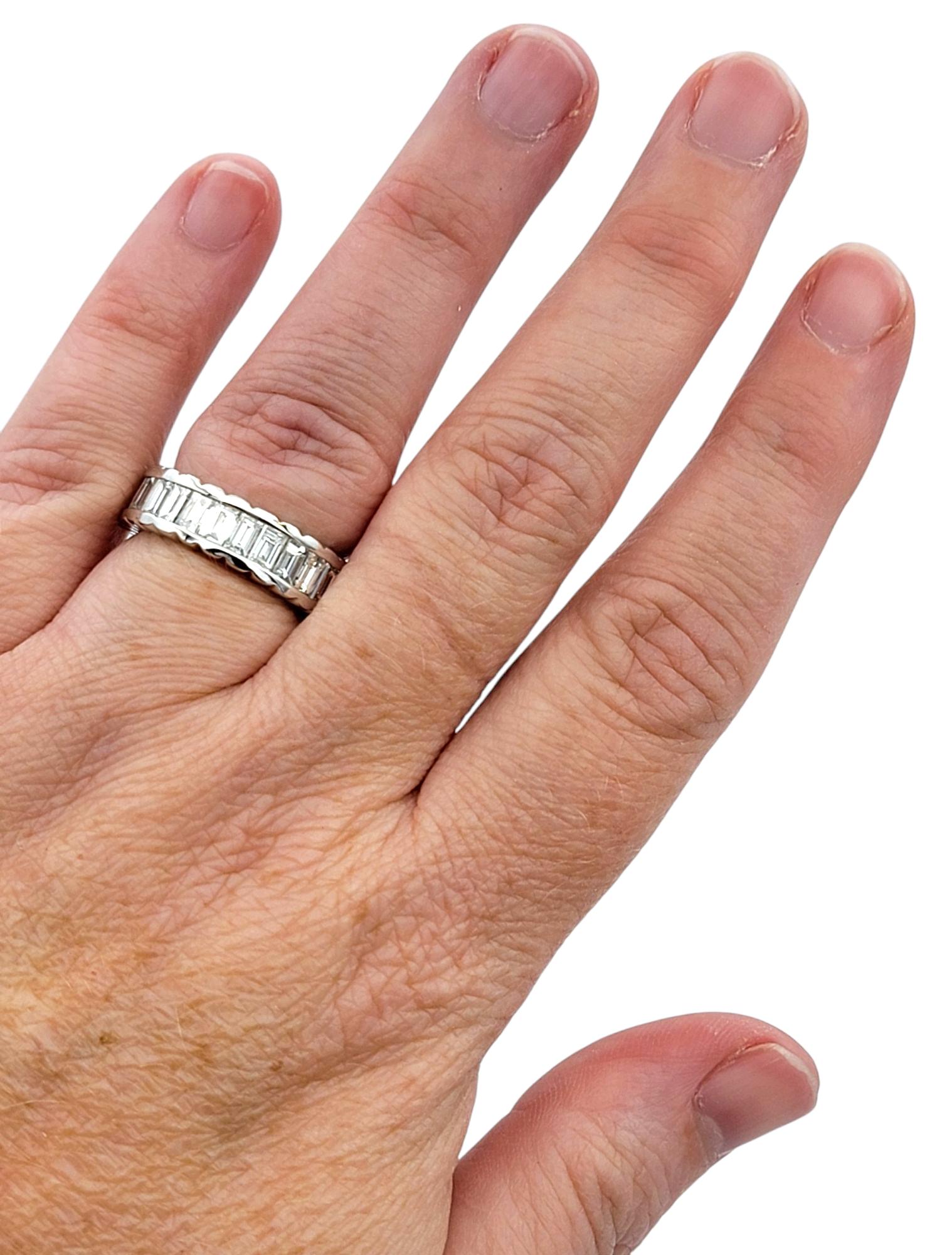 Baguetteschliff Diamant Scalloped Edge Eternity Band Ring in 18 Karat Weißgold im Angebot 1