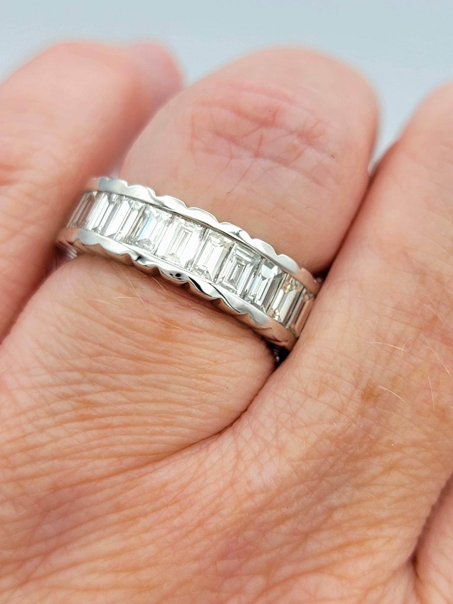 Baguetteschliff Diamant Scalloped Edge Eternity Band Ring in 18 Karat Weißgold im Angebot 2