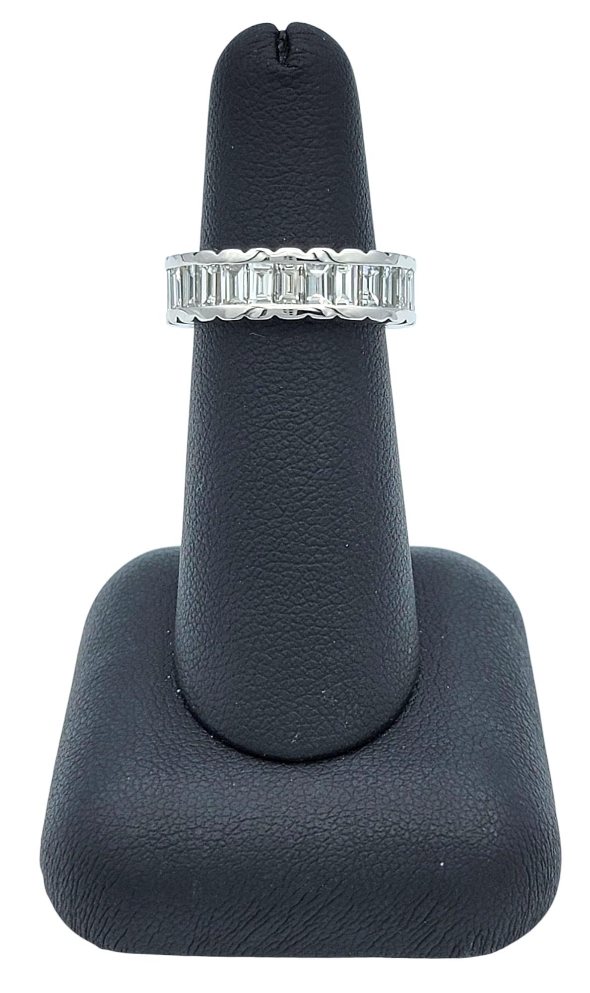 Baguetteschliff Diamant Scalloped Edge Eternity Band Ring in 18 Karat Weißgold im Angebot 3