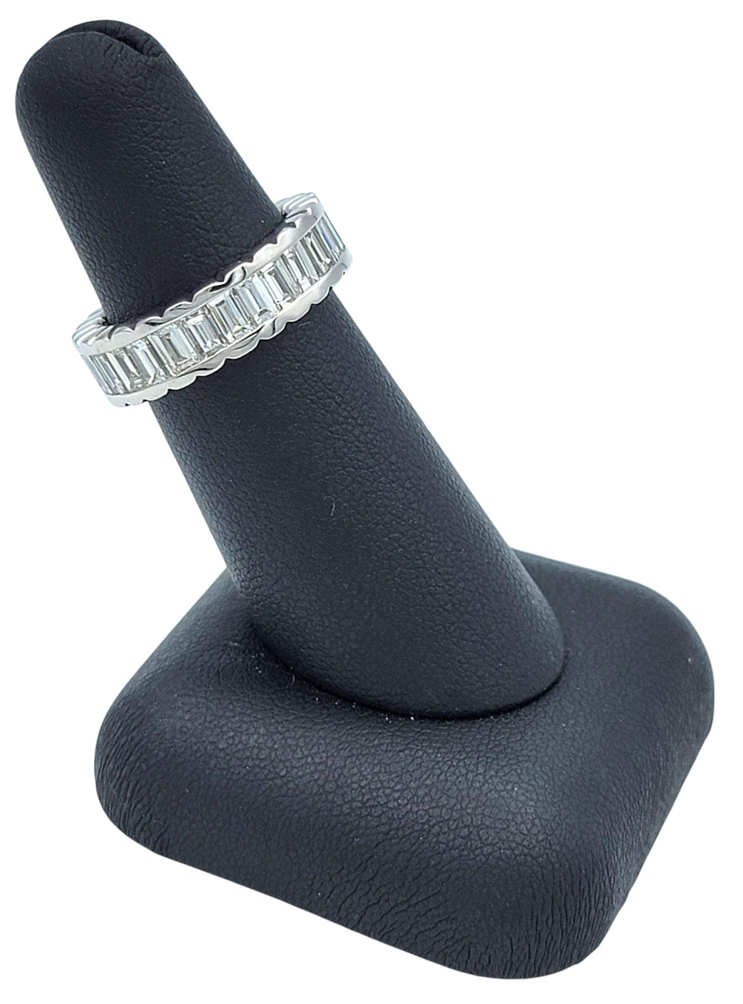 Baguetteschliff Diamant Scalloped Edge Eternity Band Ring in 18 Karat Weißgold im Angebot 4