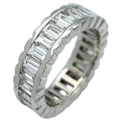 Baguetteschliff Diamant Scalloped Edge Eternity Band Ring in 18 Karat Weißgold