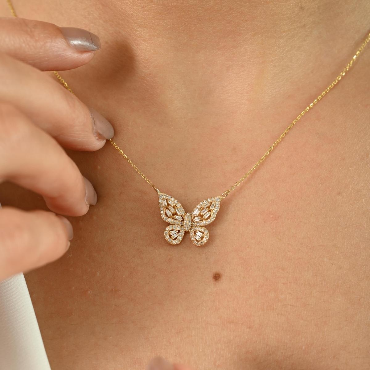 Taille baguette Collier pendentif en or jaune 18 carats serti de diamants baguettes dans un motif papillon en vente