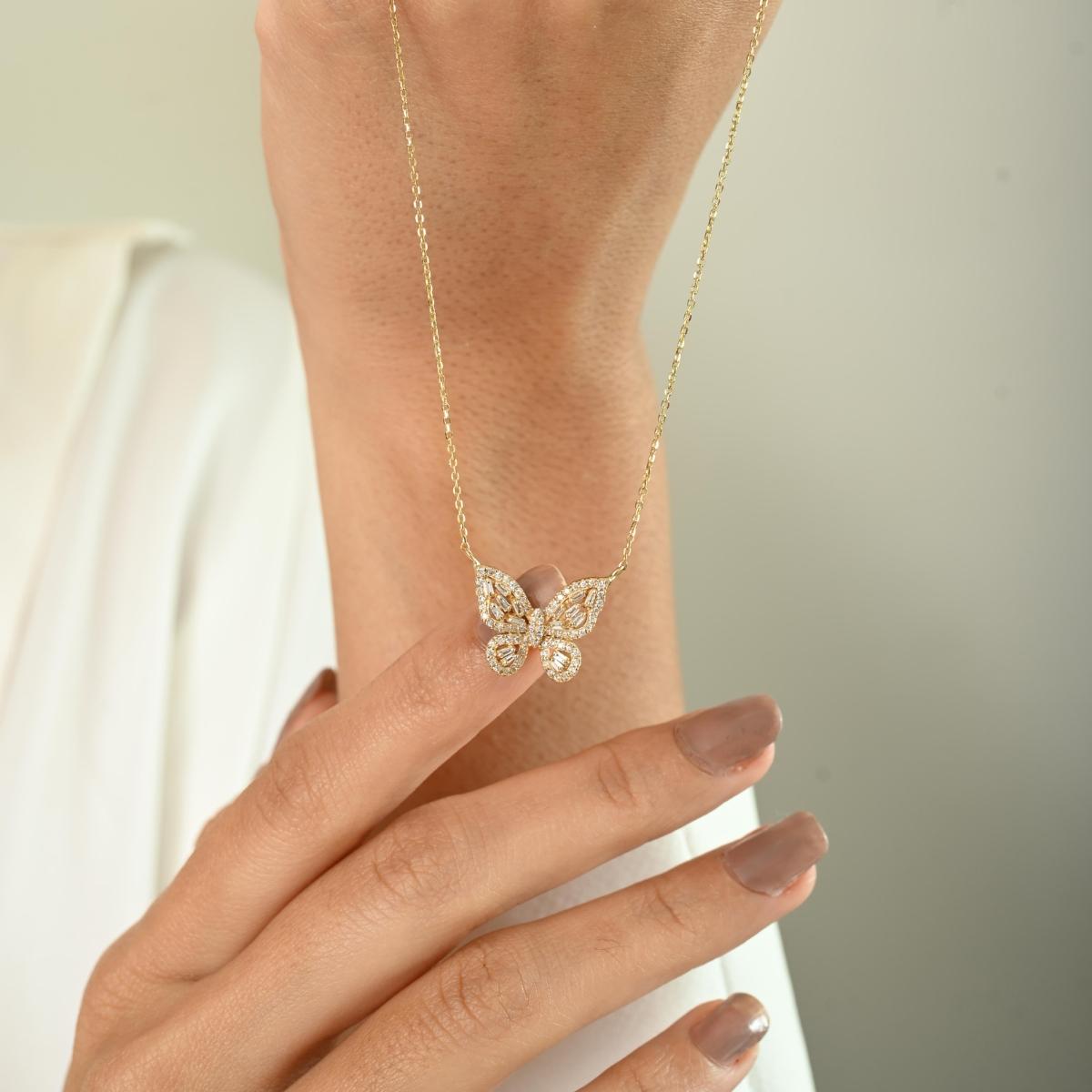 Collier pendentif en or jaune 18 carats serti de diamants baguettes dans un motif papillon en vente 1