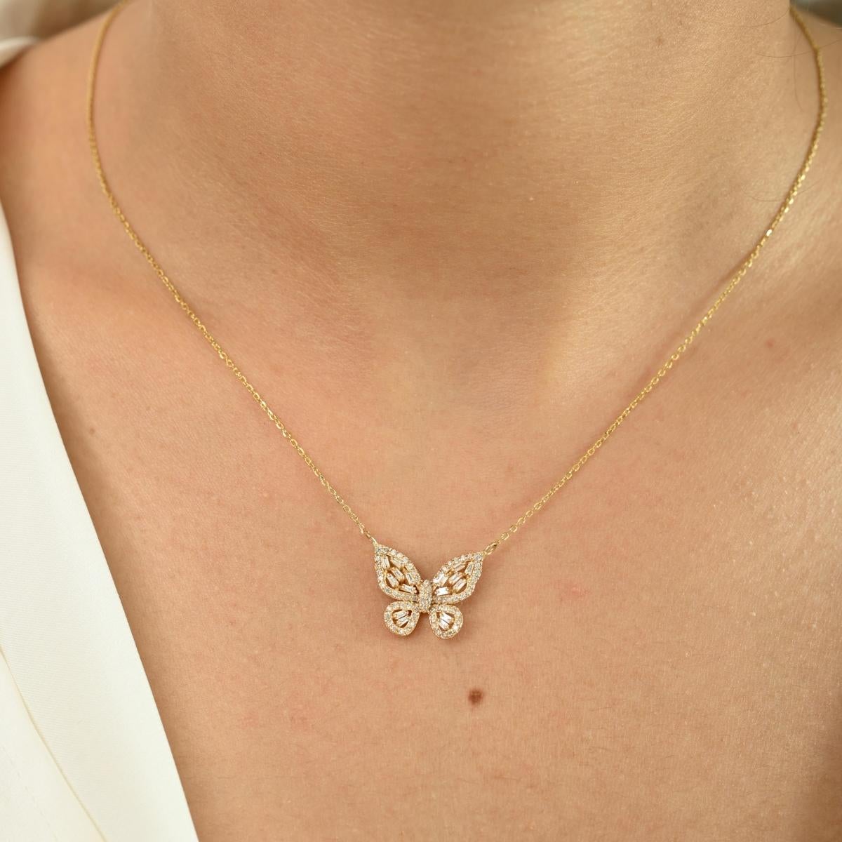 Collier pendentif en or jaune 18 carats serti de diamants baguettes dans un motif papillon en vente 3