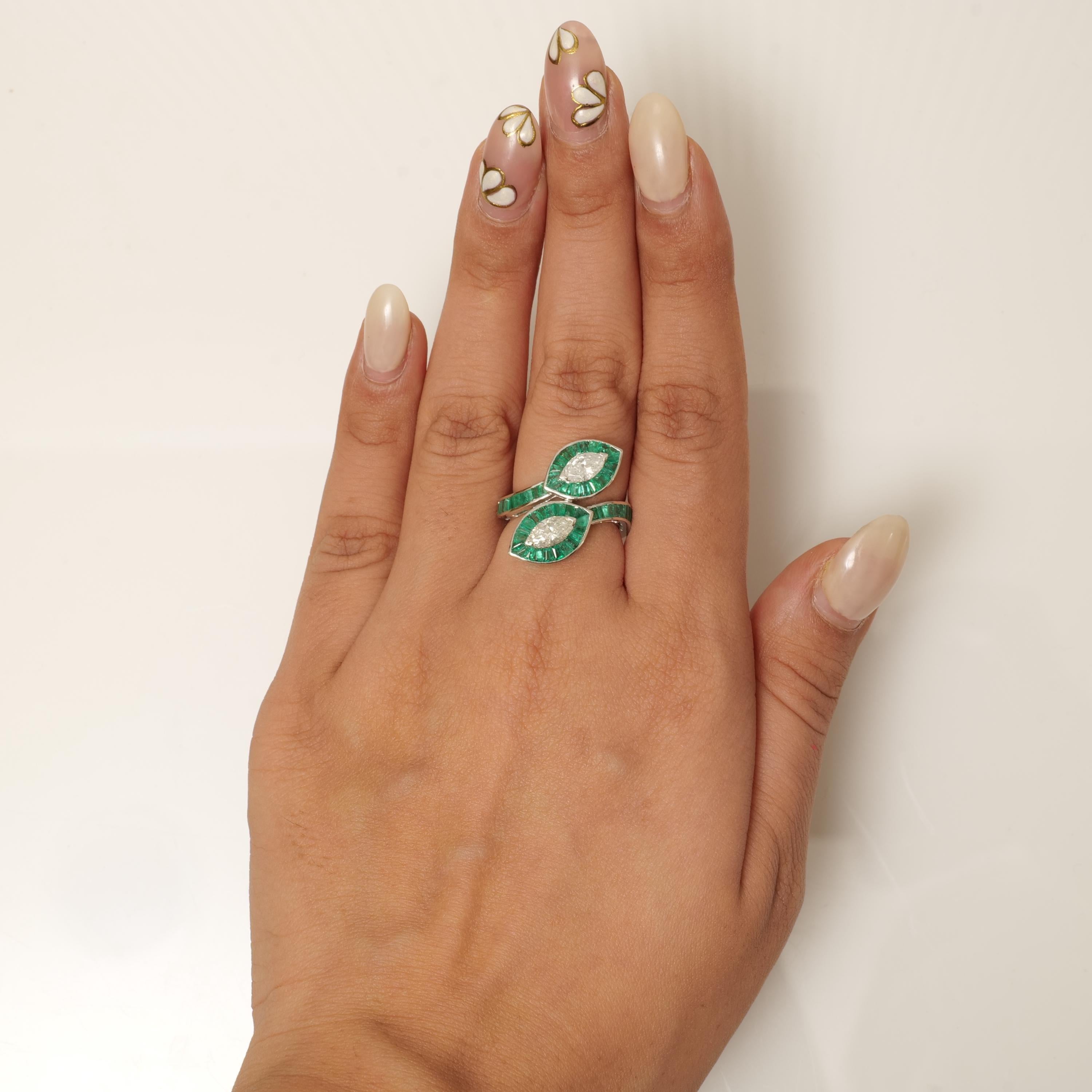 Taglio marquise Anello con diamante aureolato con gemma smeraldo taglio baguette in oro massiccio 14K (certificato) in vendita
