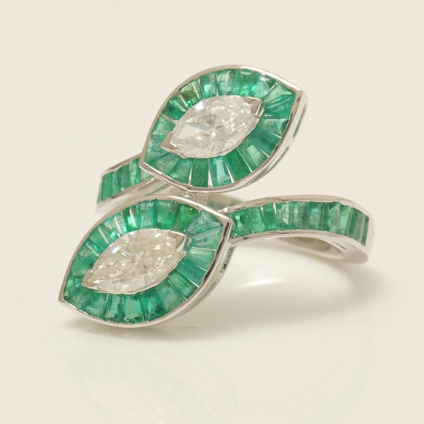 Anello con diamante aureolato con gemma smeraldo taglio baguette in oro massiccio 14K (certificato) In condizioni Nuovo in vendita a New Delhi, DL