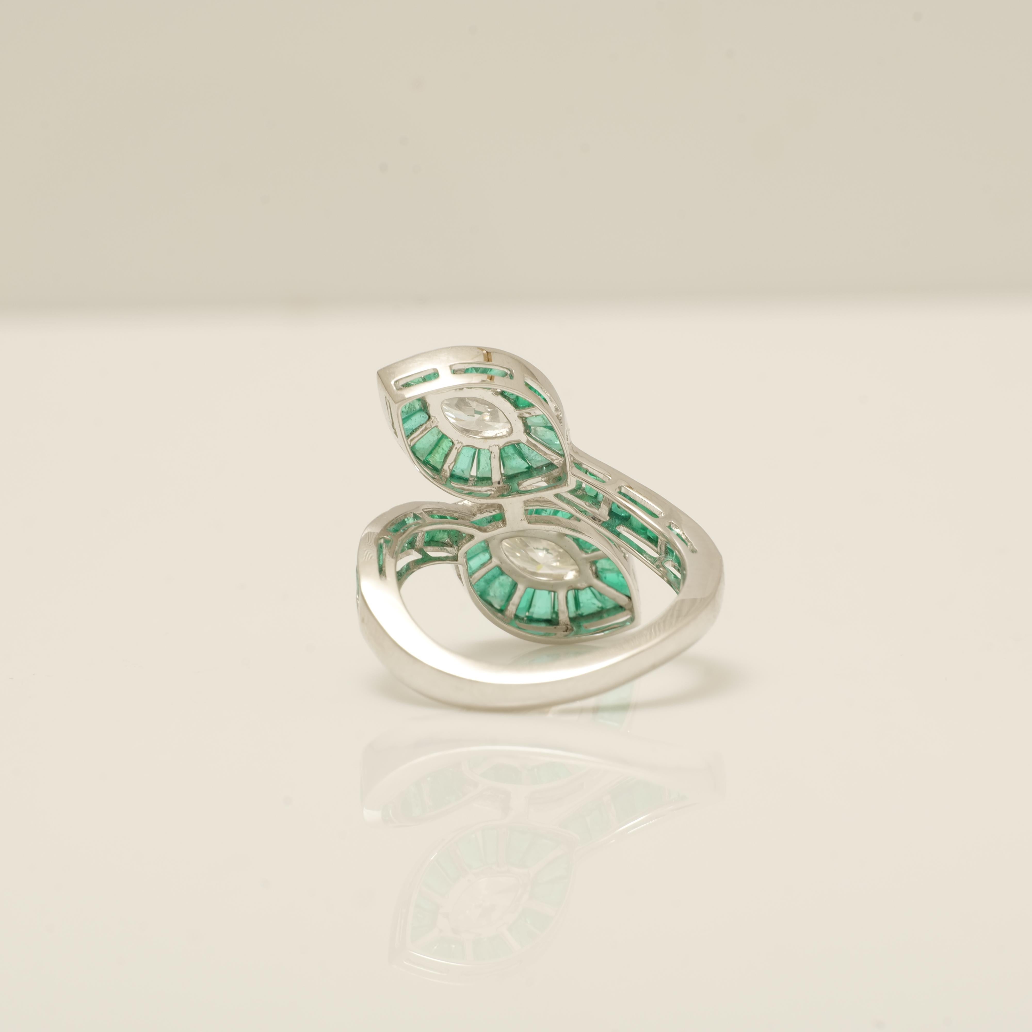 Anello con diamante aureolato con gemma smeraldo taglio baguette in oro massiccio 14K (certificato) in vendita 2