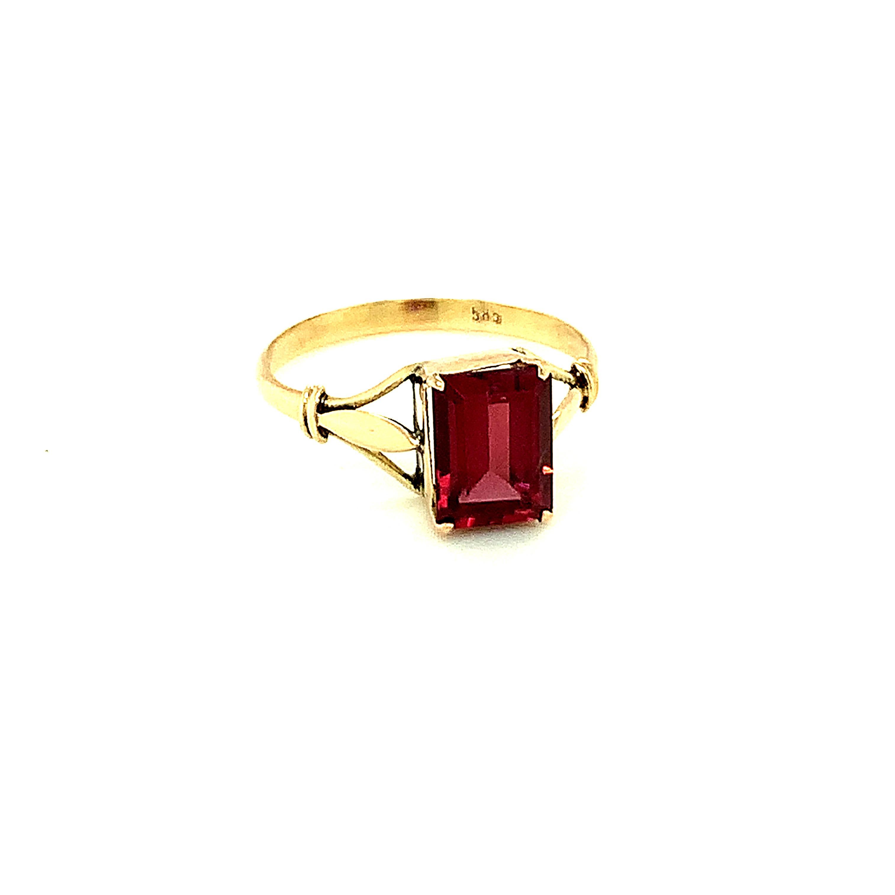 Dieser Ring mit Granat im Baguetteschliff ist in 14 Karat Gelbgold gefasst. 
Es ist einfach und schick und perfekt für den täglichen Gebrauch
Handgefertigt 
Natürliche Edelsteine aus ethischen Quellen