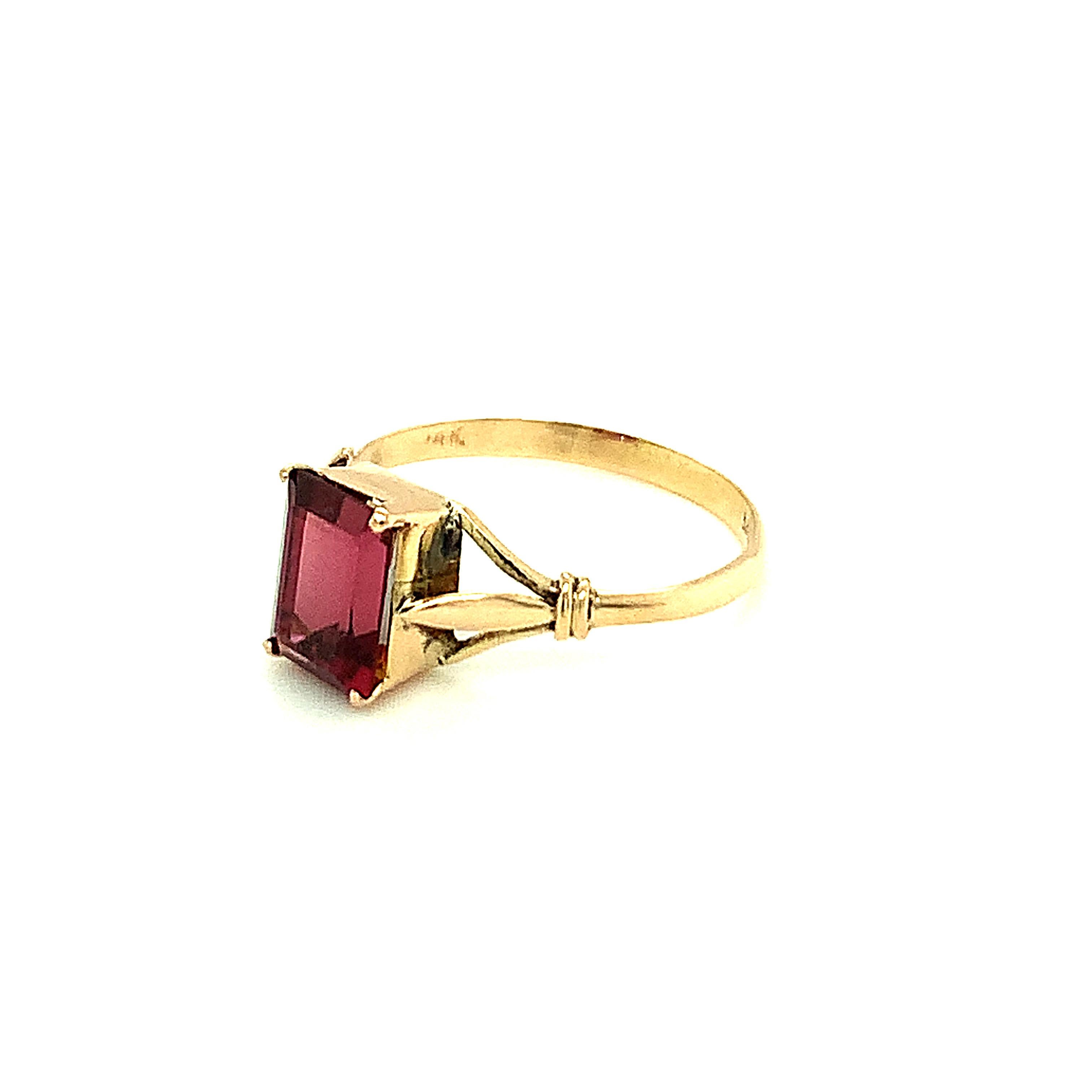 Baguette Cut Garnet 14k Yellow Gold Ring In New Condition For Sale In Trumbull, CT