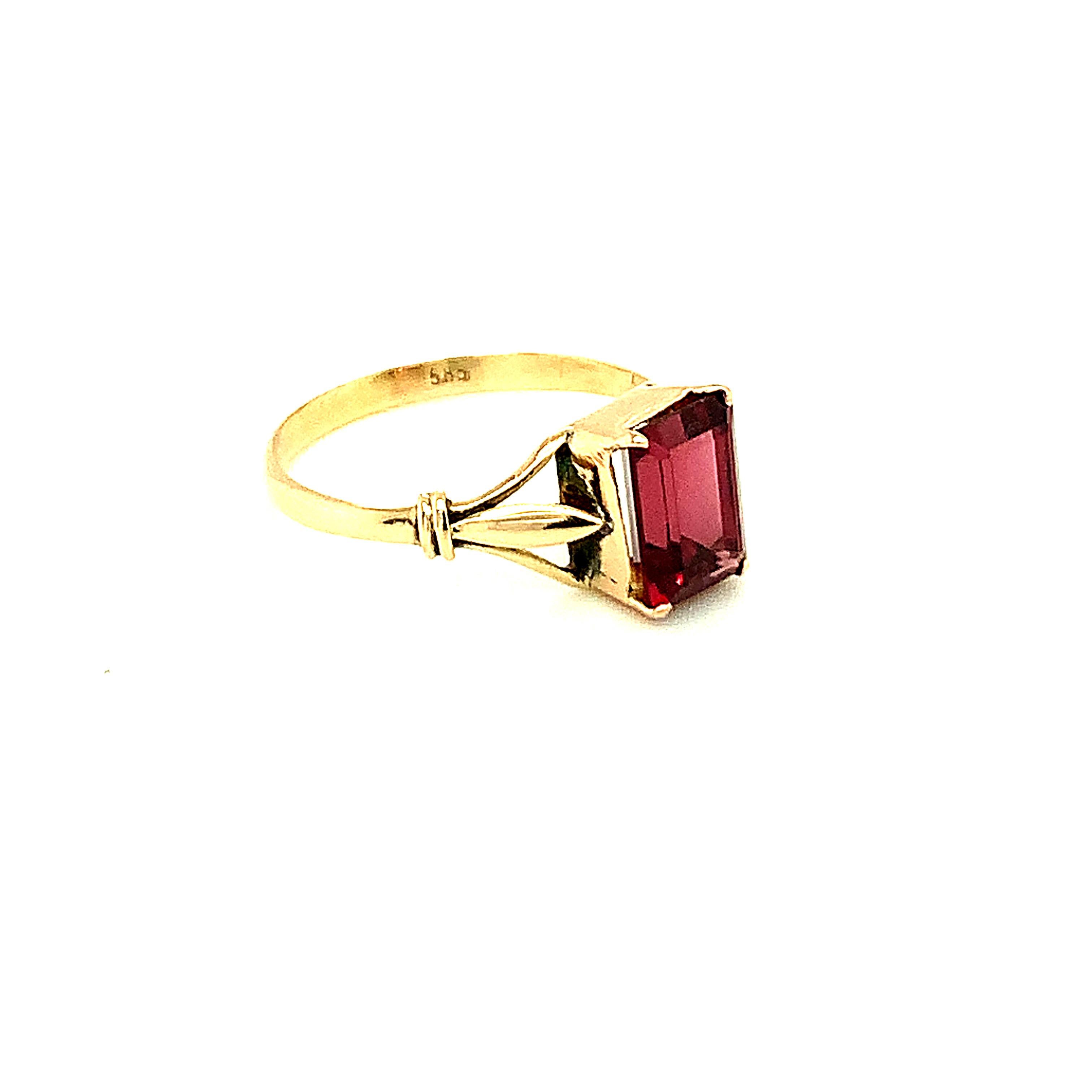 Bague en or jaune 14k avec grenat taille baguette en vente 3