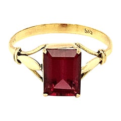 Anello in oro giallo 14k con granato taglio baguette