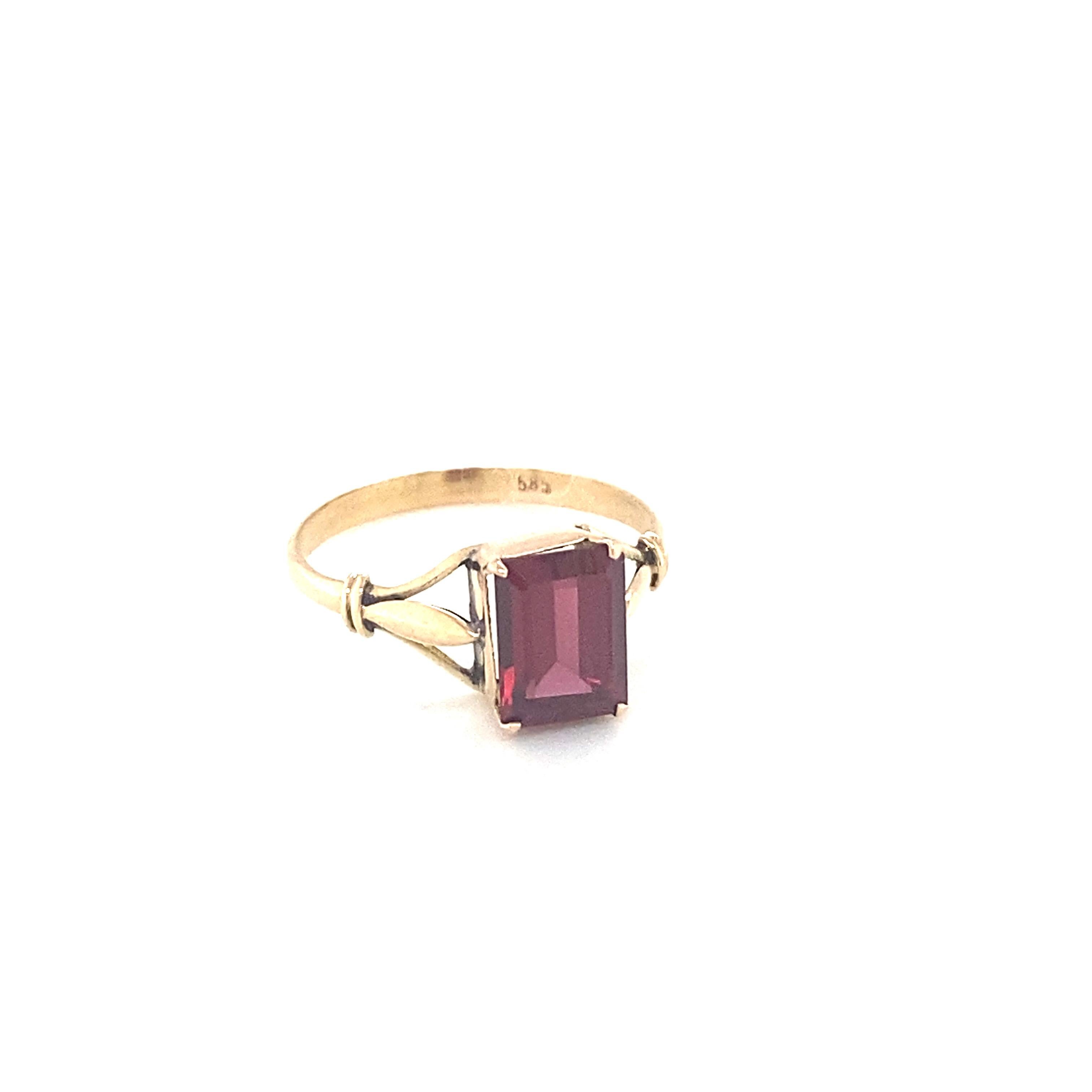 Artisan Baguette Cut Garnet Yellow Gold Solitaire Ring For Sale