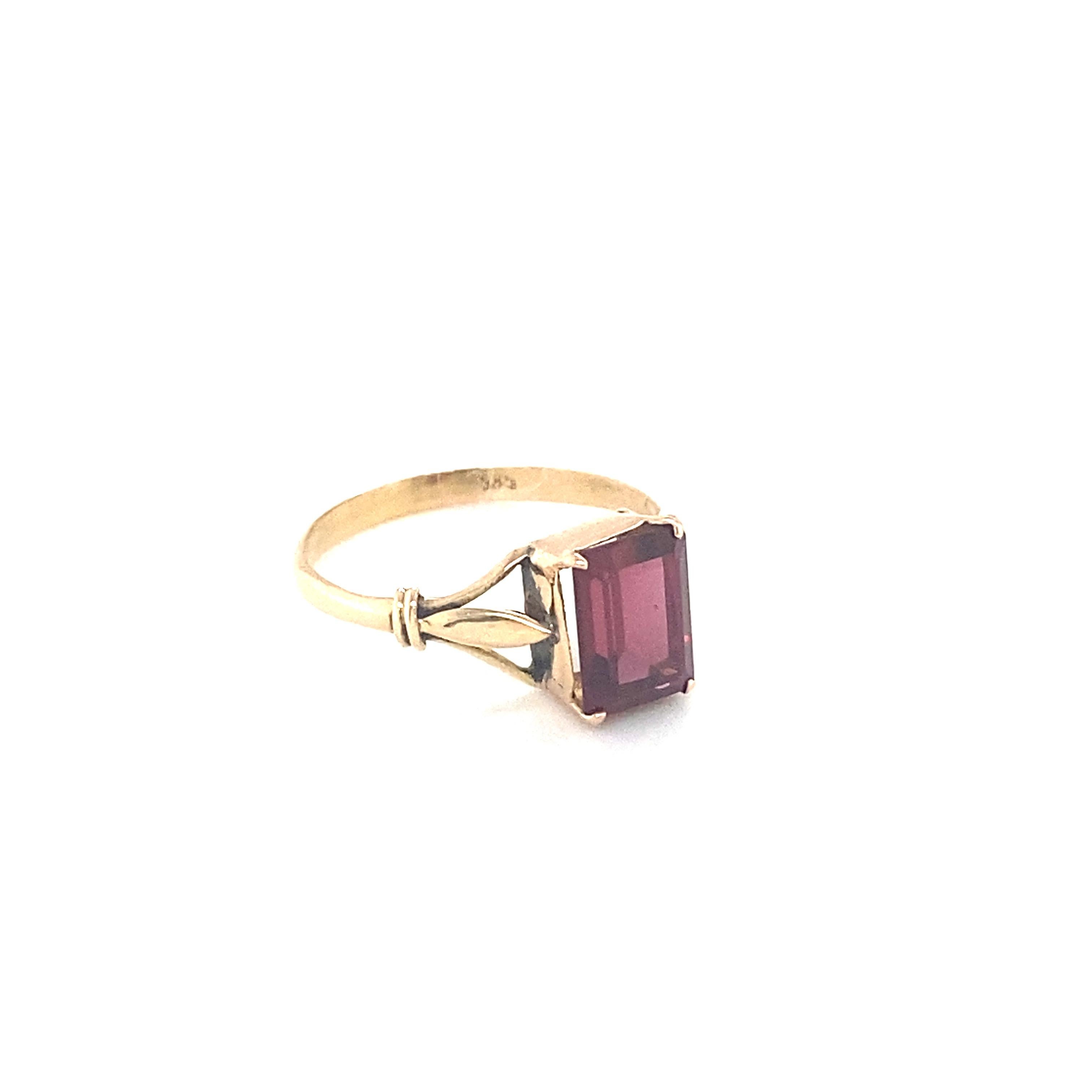 Women's Baguette Cut Garnet Yellow Gold Solitaire Ring For Sale