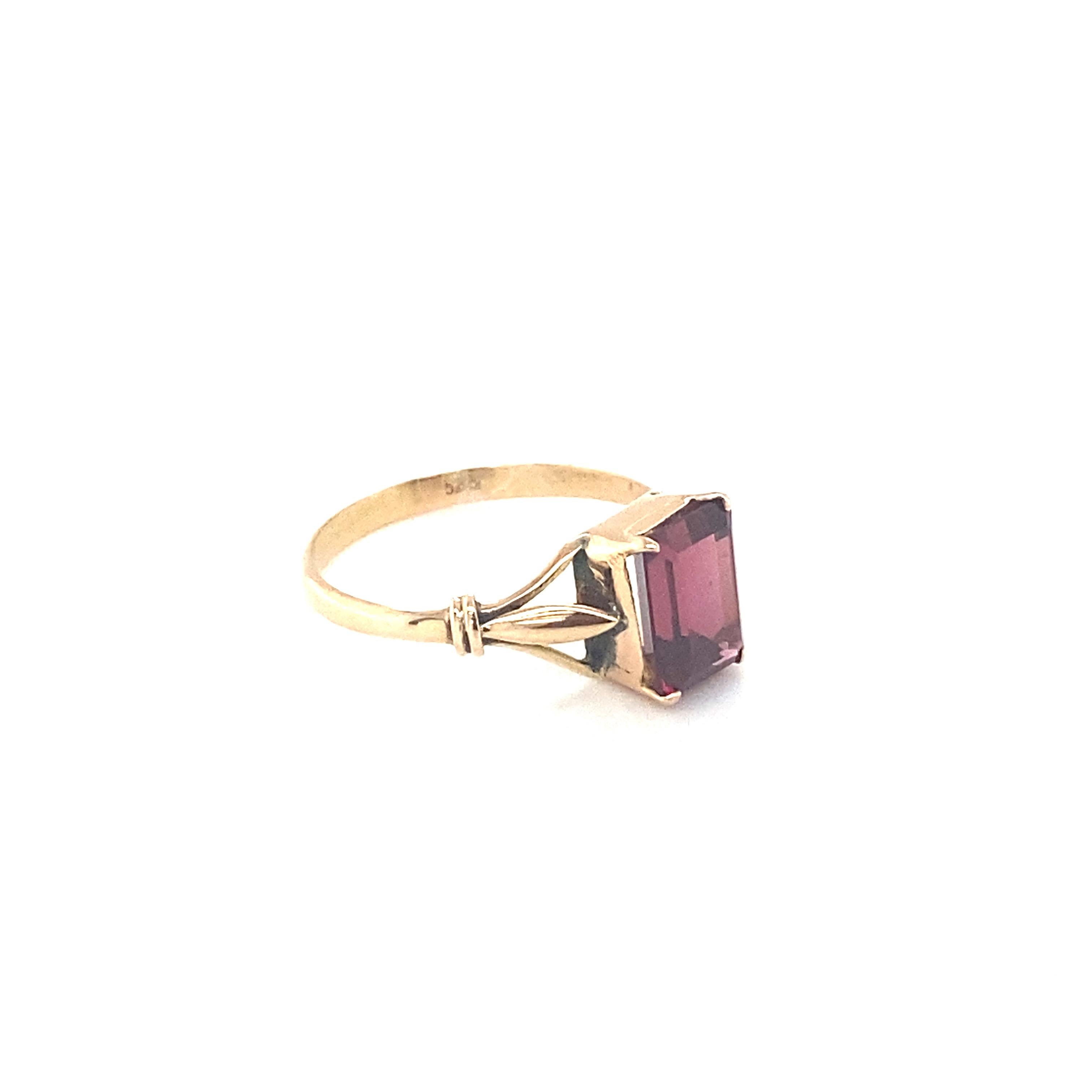 Baguette Cut Garnet Yellow Gold Solitaire Ring For Sale 1