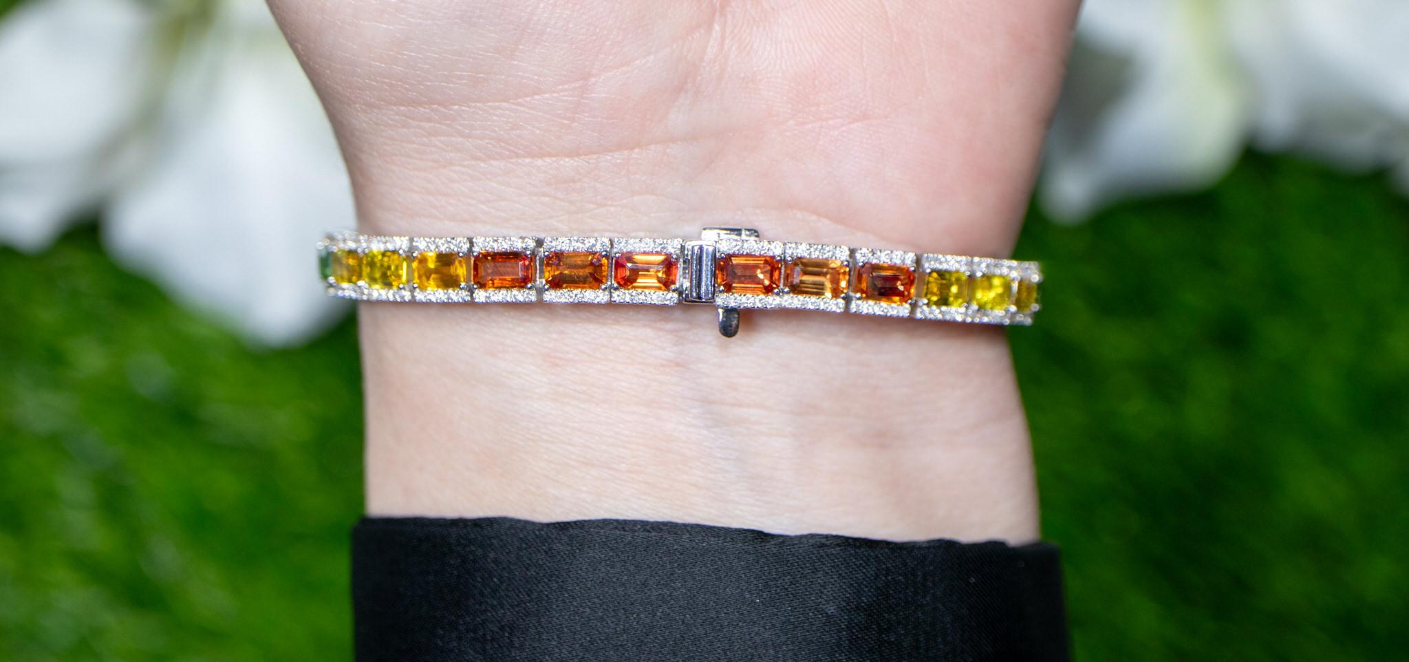 Taille baguette Bracelet arc-en-ciel avec saphirs multicolores taille baguette et diamants 12,7 carats 18 carats en vente