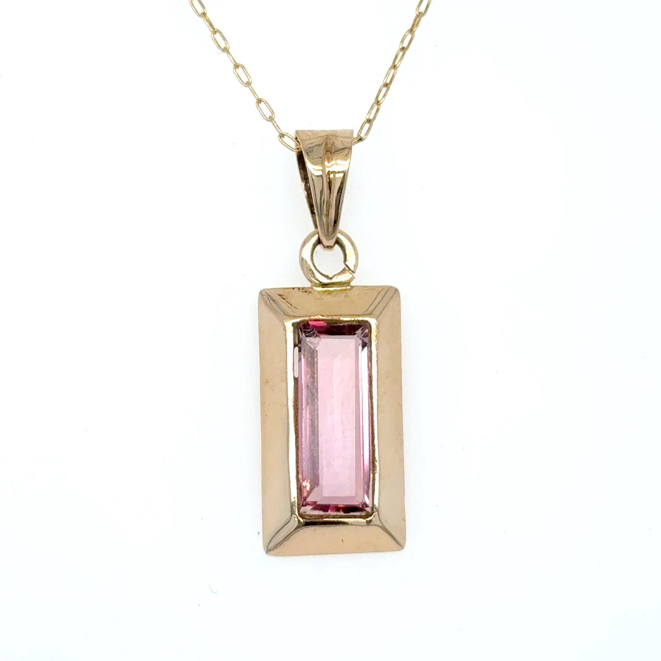 14K Yellow Gold Pink Tourmaline Baguette Pendant
Sleek and sophisticated, this pendant features a baguette-cut pink tourmaline set in a clean bezel setting, accented by a polished gold band that traces its elegant perimeter. The gemstone glows with