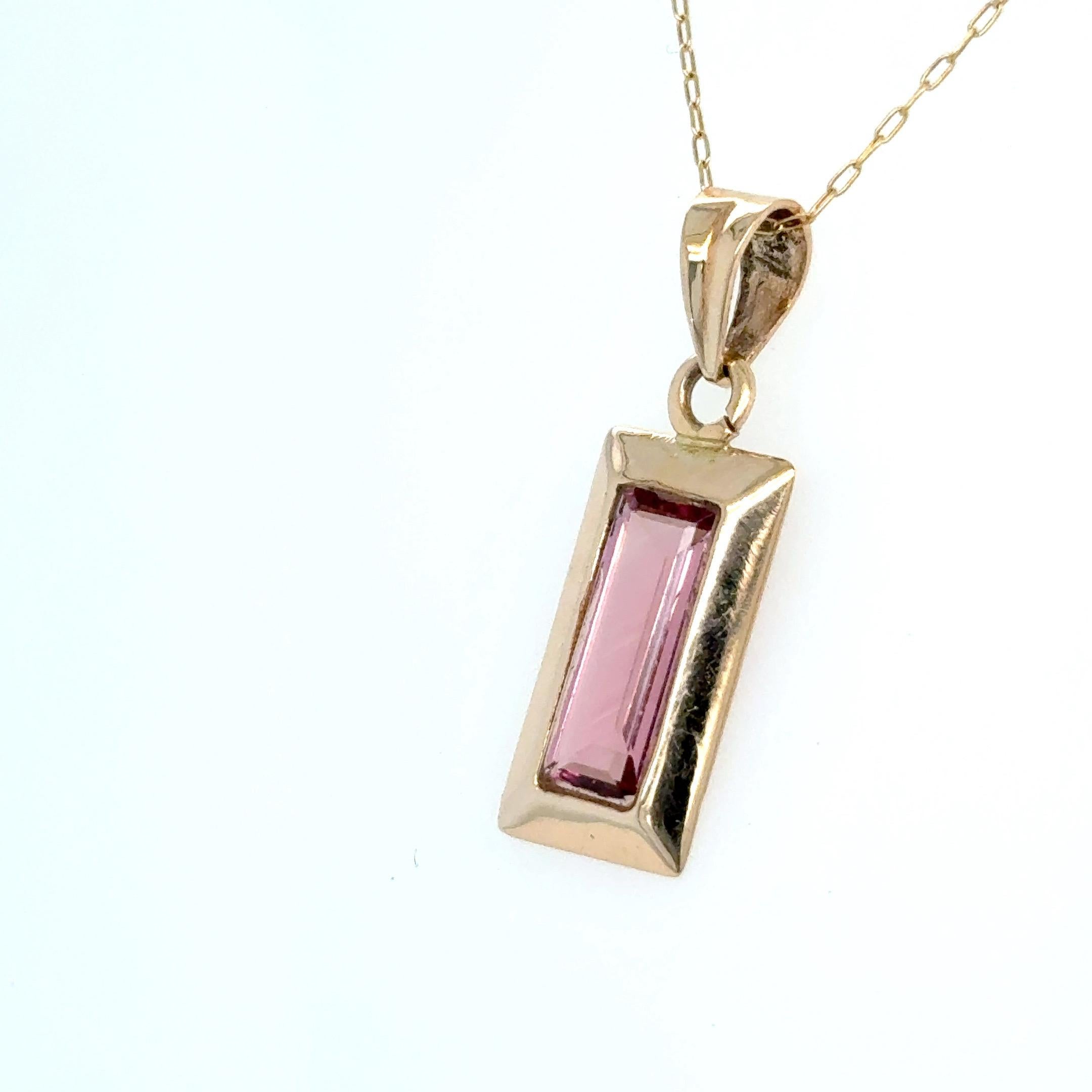 Baguette Cut Pink Tourmaline Yellow Gold Pendant Necklace In New Condition For Sale In Trumbull, CT
