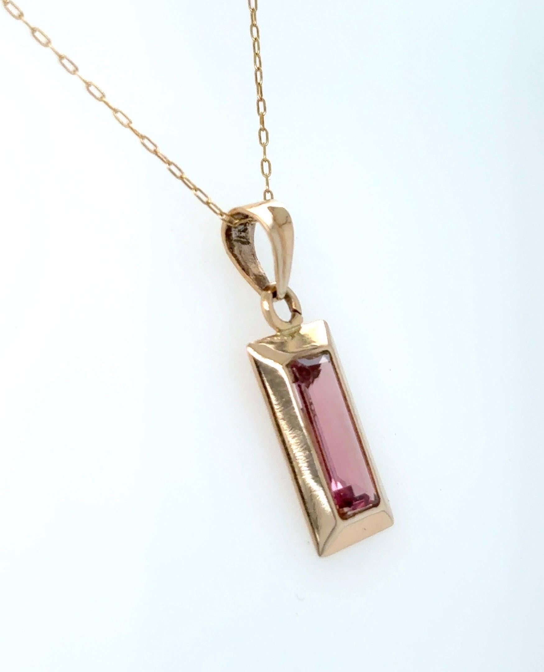 Baguette Cut Pink Tourmaline Yellow Gold Pendant Necklace For Sale 1