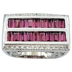 Mehrreihiger Ring aus zweifarbigem 14 Karat Gold mit Rhodolith im Baguetteschliff, Granat und Diamanten