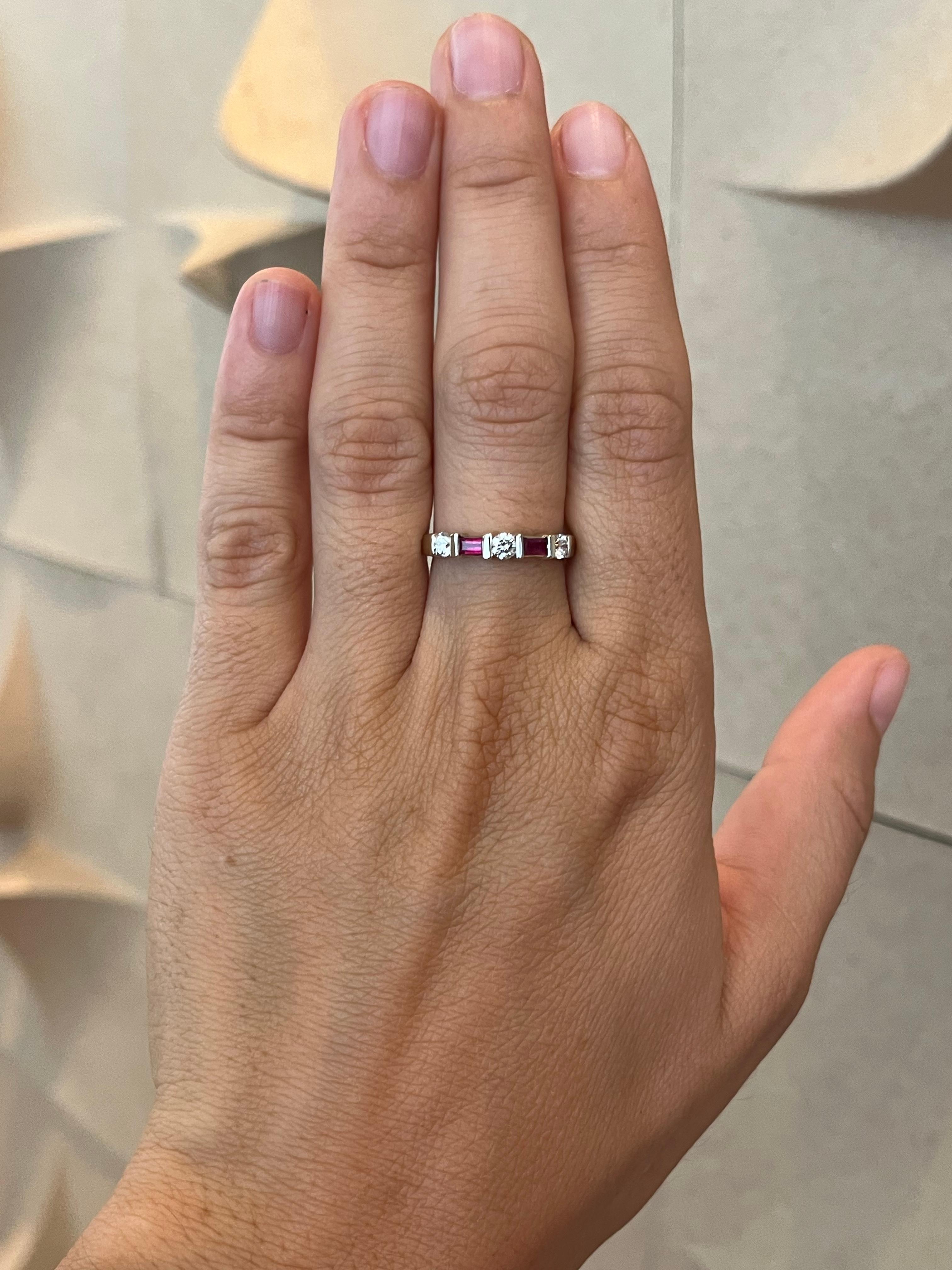 Fabriqué par Bracken Jewelers à Santa Monica, en Californie. Des rubis taille baguette et des diamants taille ronde sont sertis en barre et en alternance dans cette demi-alliance d'éternité en or blanc 14K. Cette bague ajoute une touche de couleur
