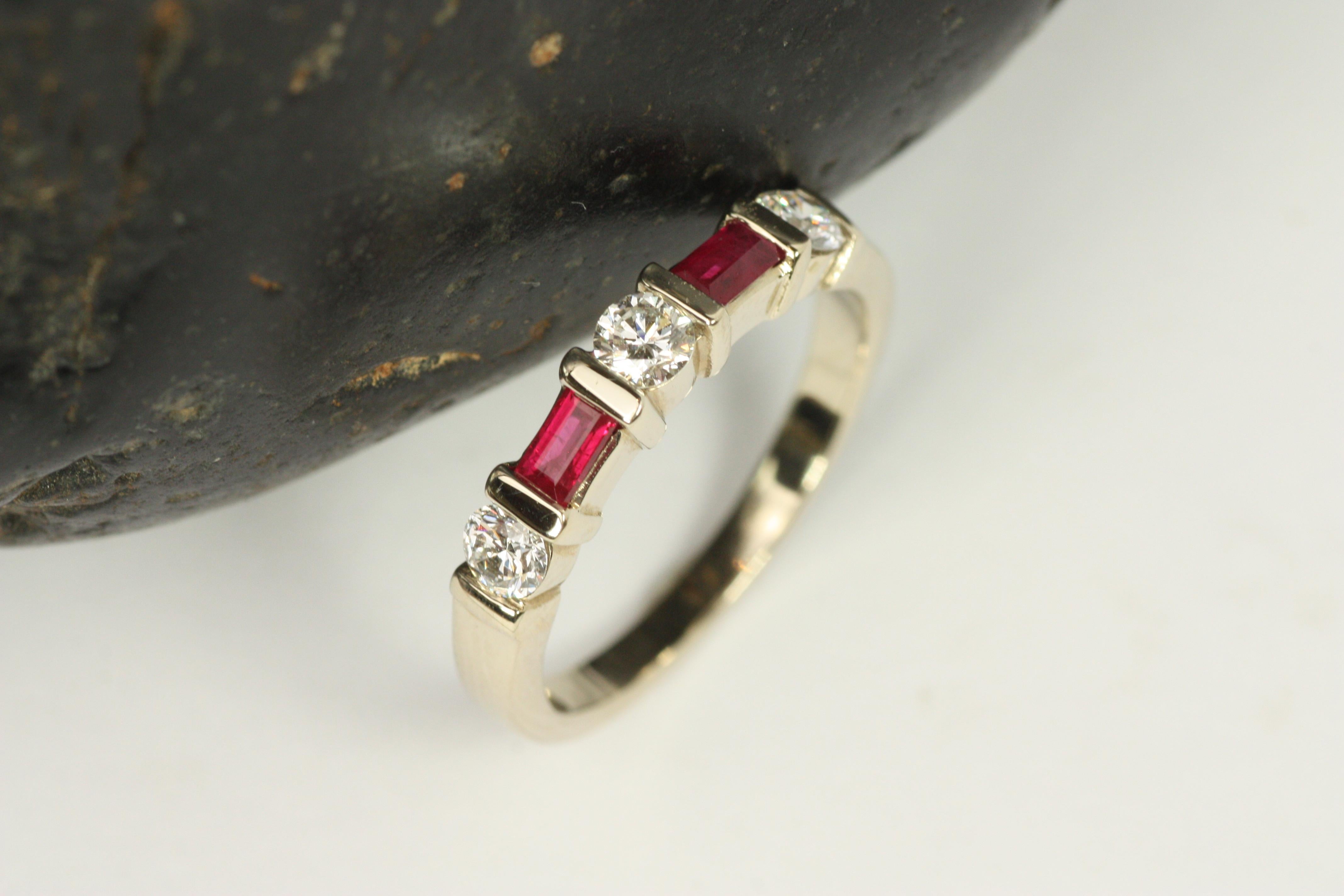 Moderne Alliance en or blanc avec rubis taille baguette et diamant rond en vente