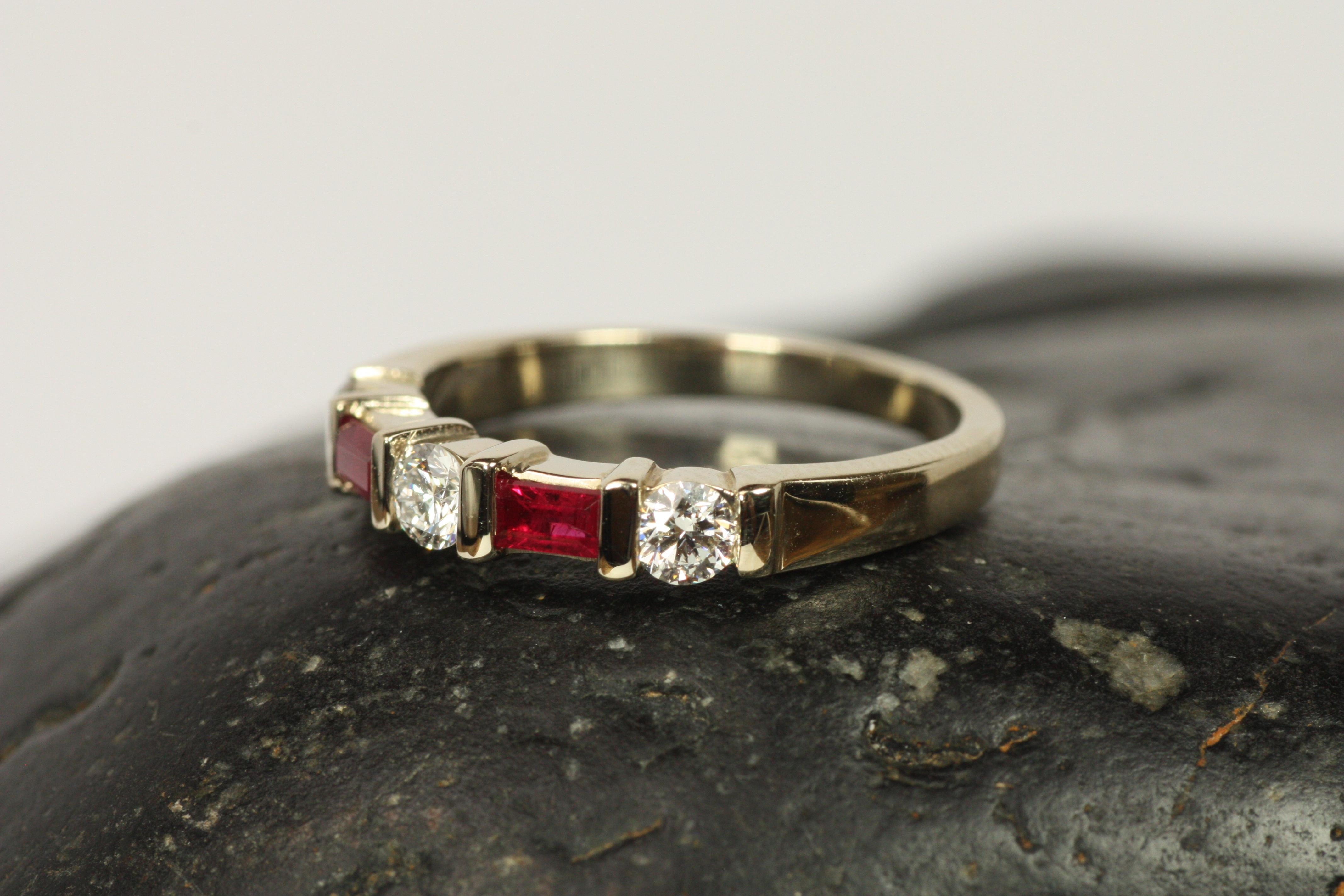 Alliance en or blanc avec rubis taille baguette et diamant rond Neuf - En vente à Santa Monica, CA