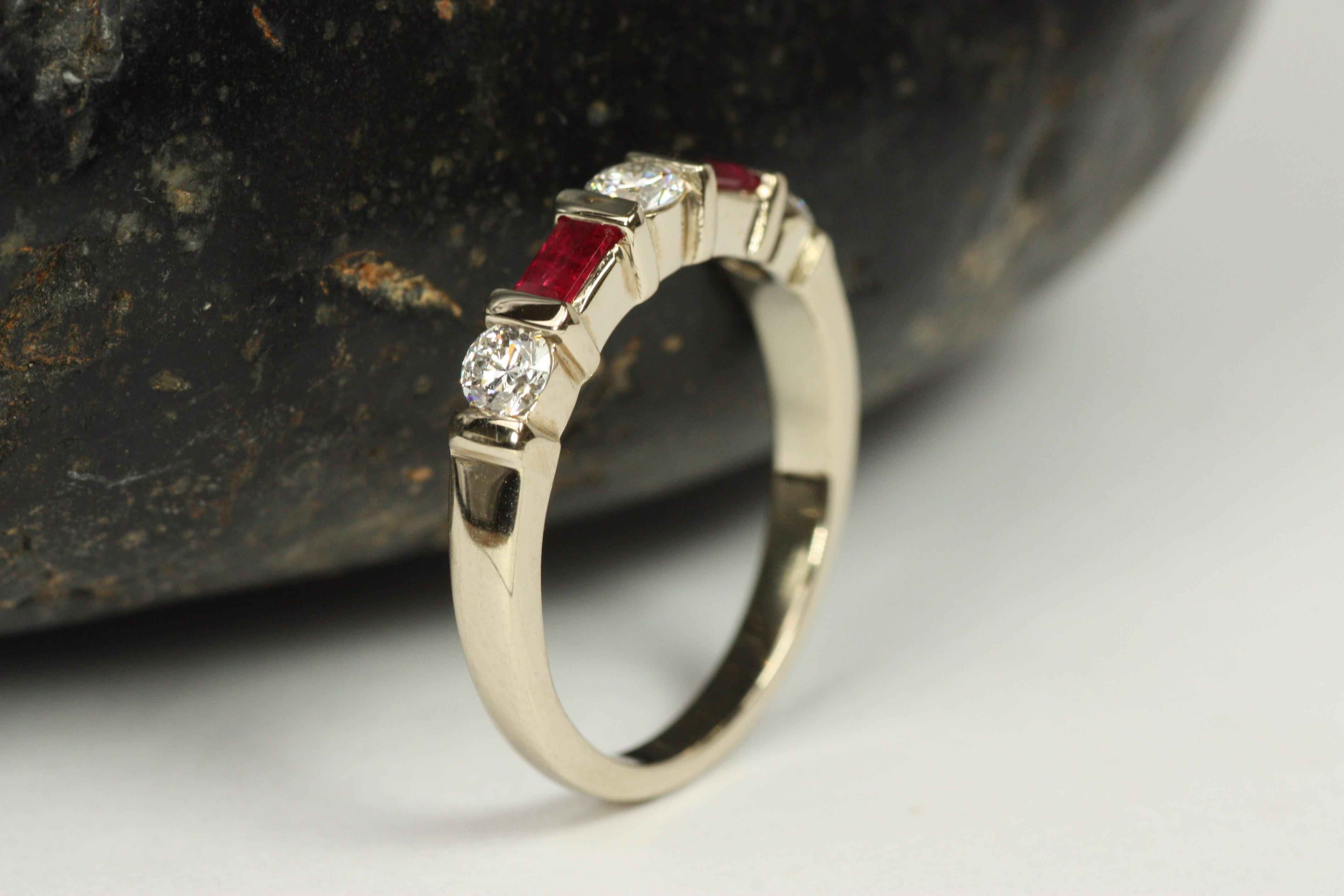 Alliance en or blanc avec rubis taille baguette et diamant rond Pour femmes en vente