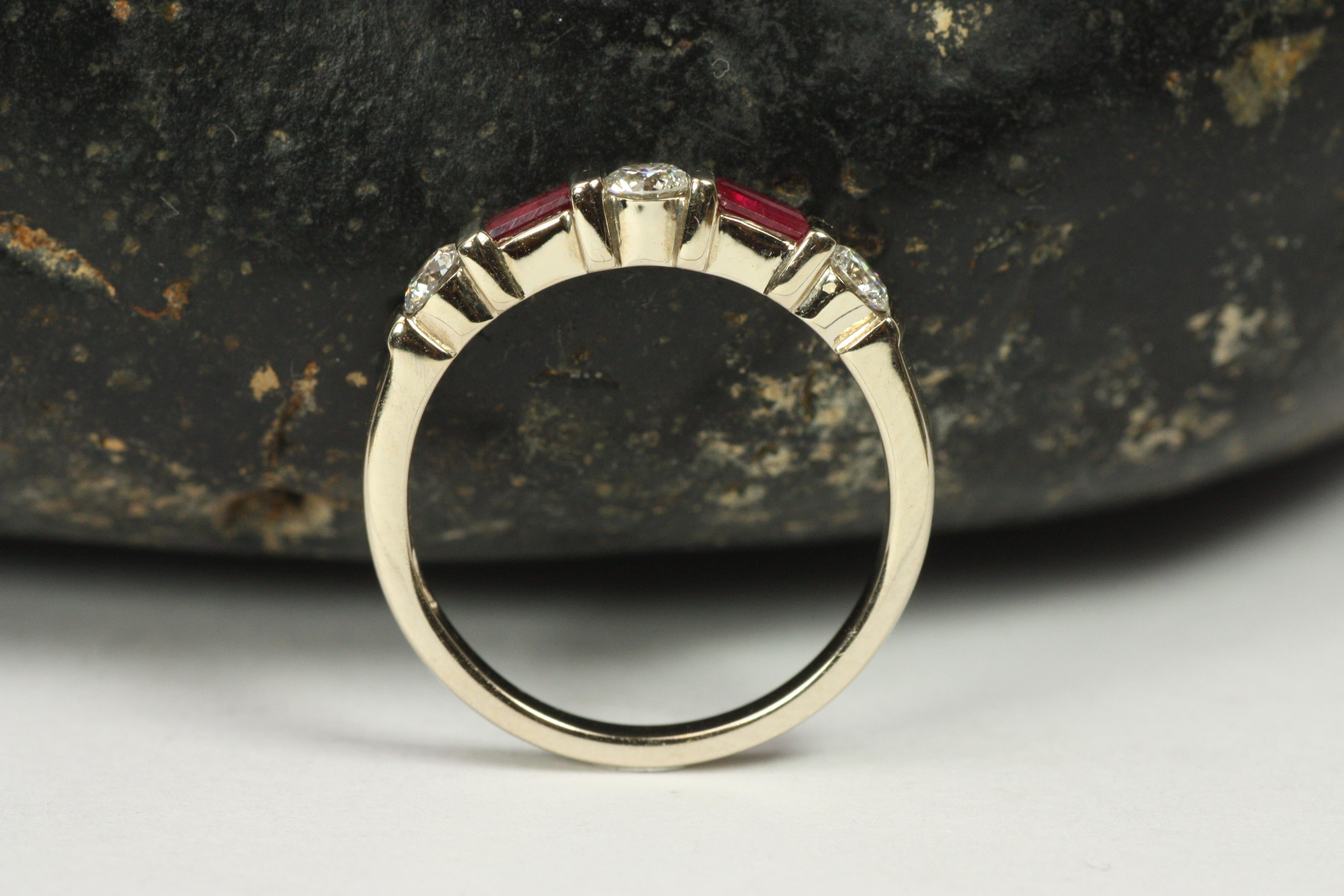 Alliance en or blanc avec rubis taille baguette et diamant rond en vente 1