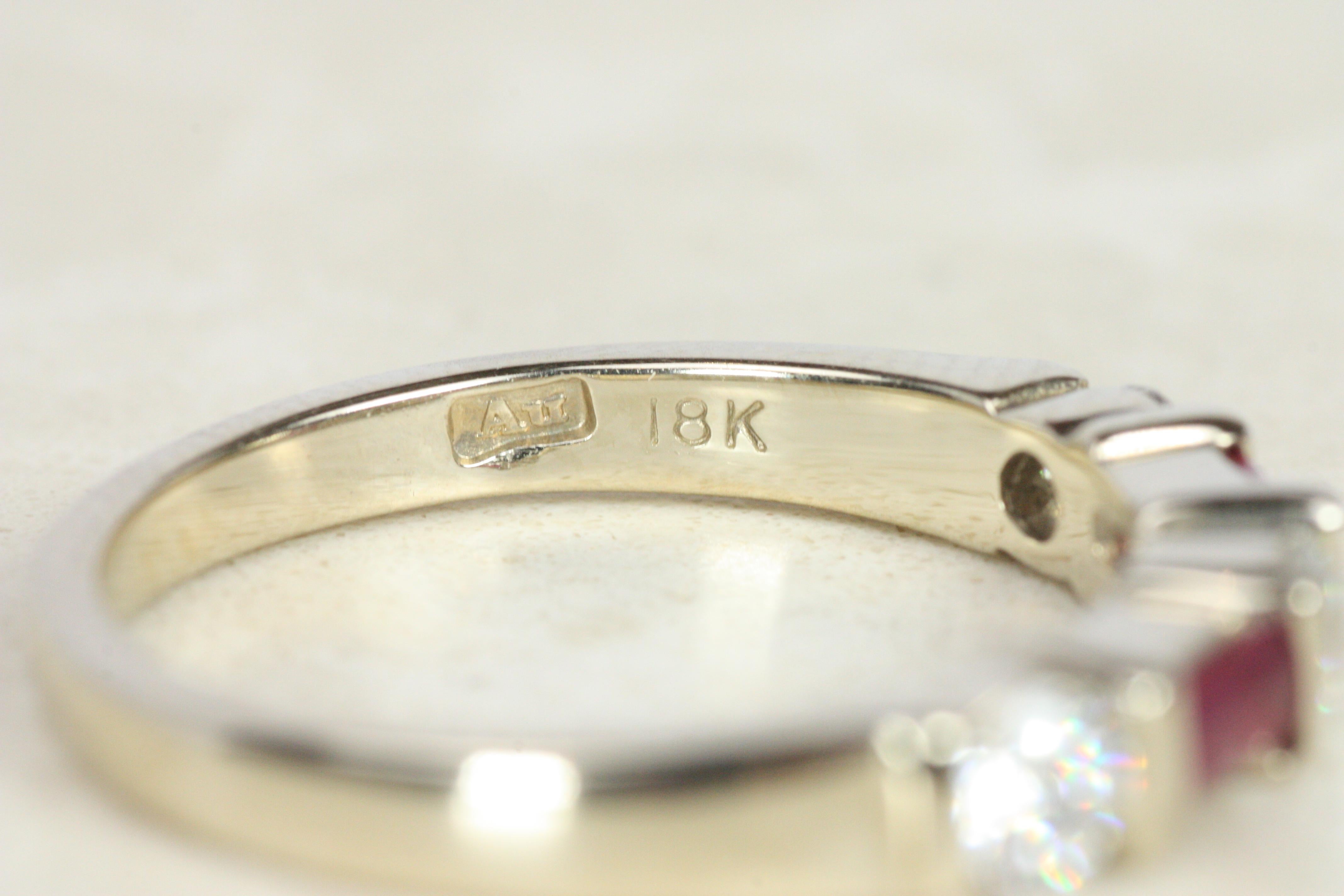 Alliance en or blanc avec rubis taille baguette et diamant rond en vente 2