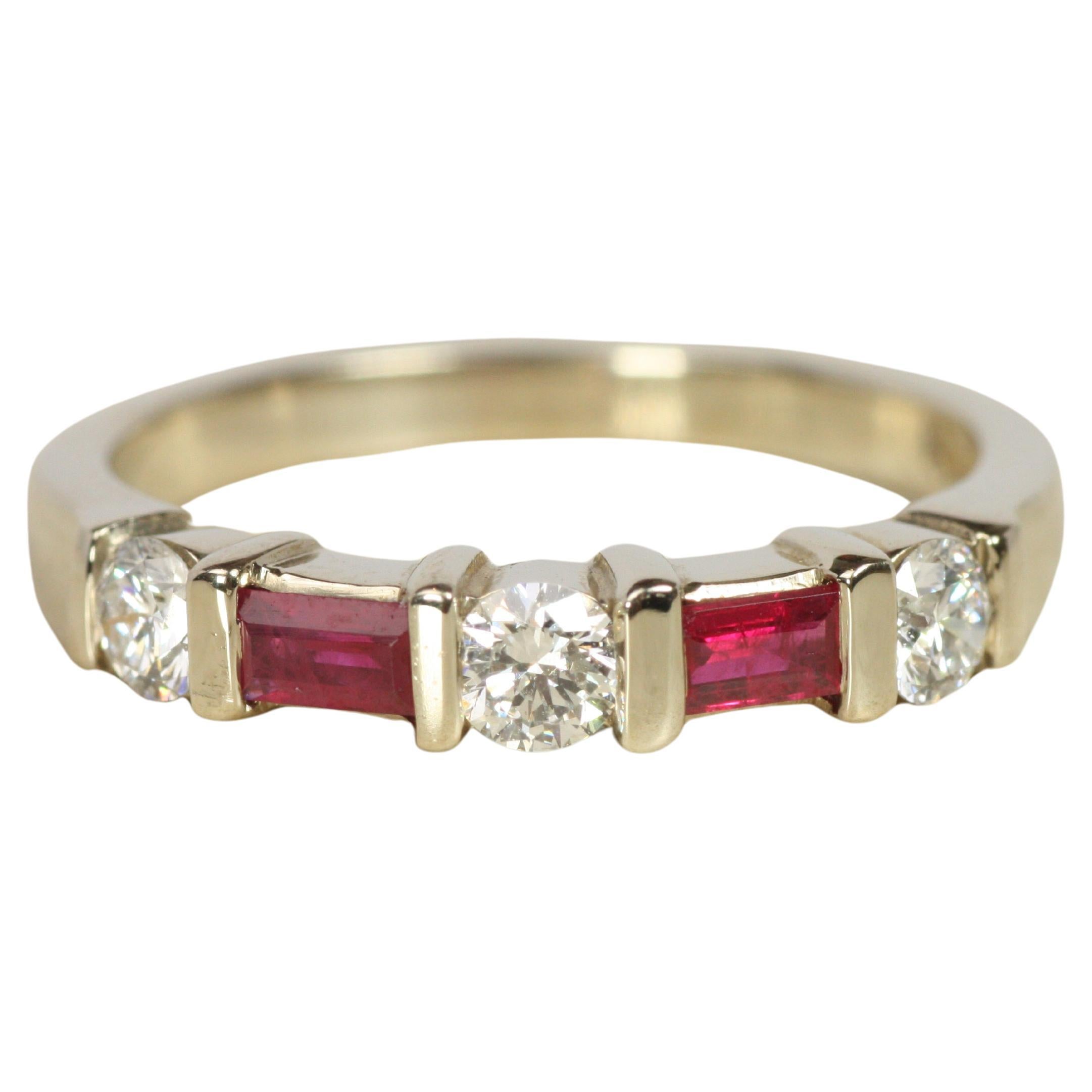 Alliance en or blanc avec rubis taille baguette et diamant rond en vente